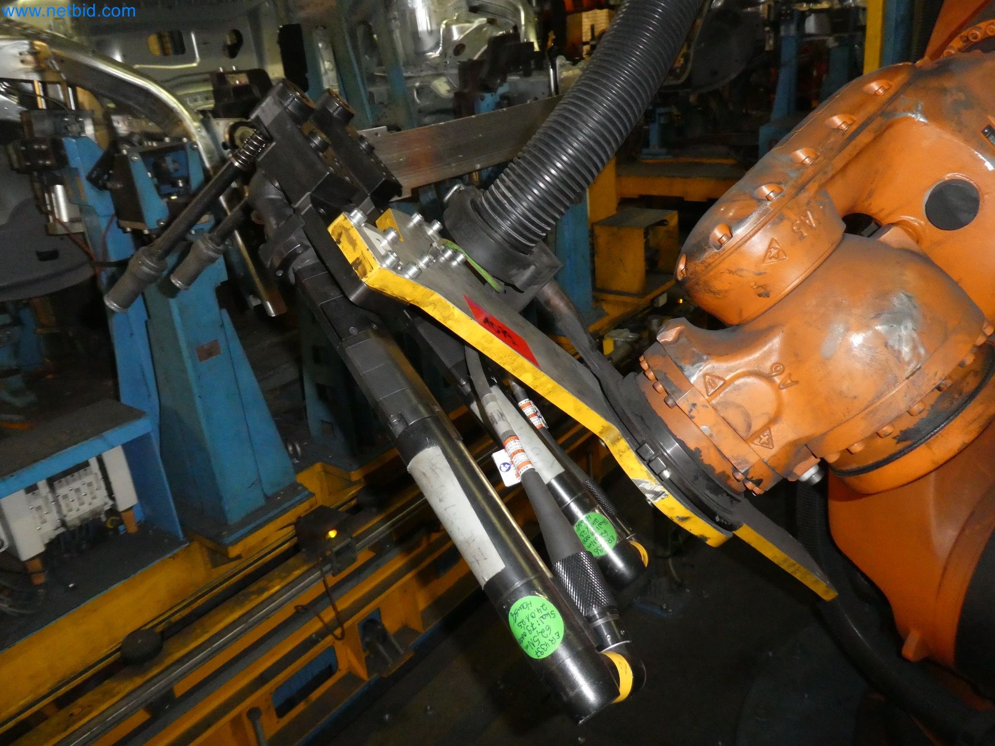 Robots, equipos de soldadura y accesorios de montaje de la industria del automóvil-6