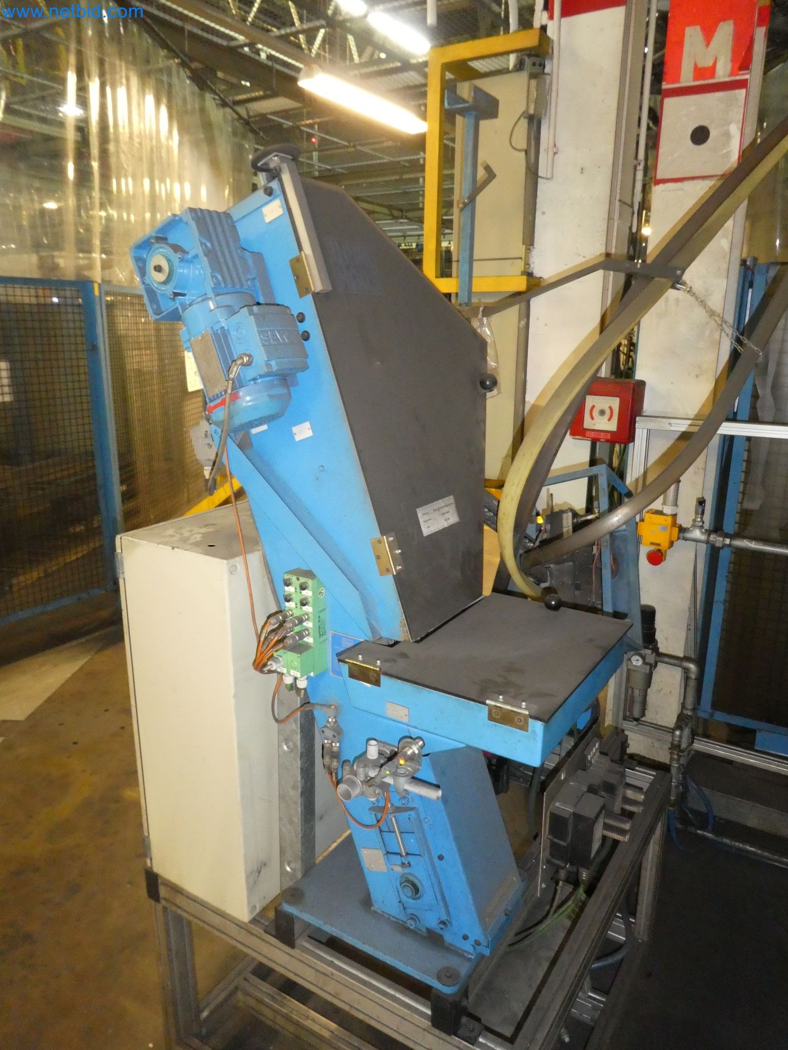 Robots, equipos de soldadura y accesorios de montaje de la industria del automóvil-9