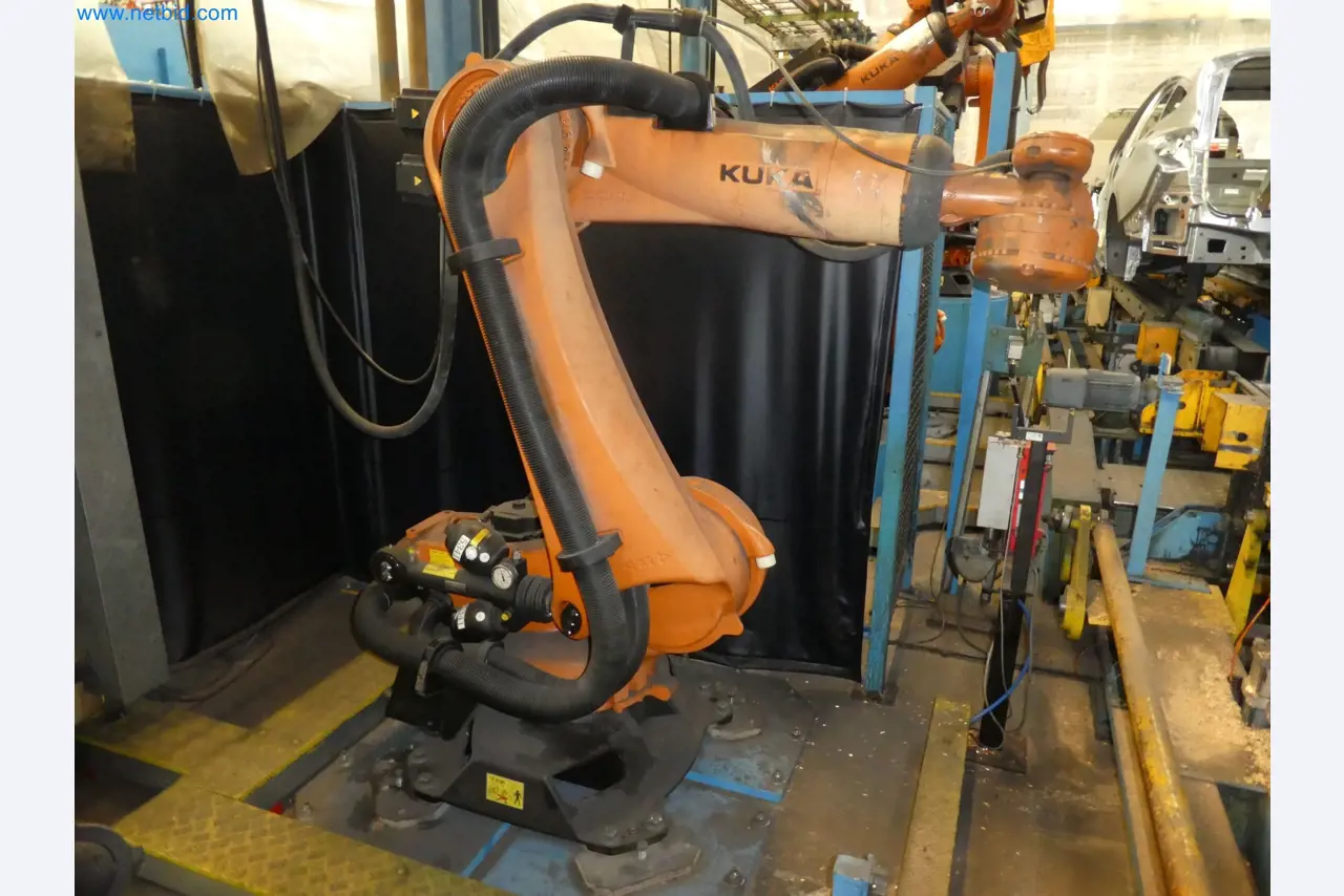 Robots, welding equipment and assembly accessories from the automotive industry-10