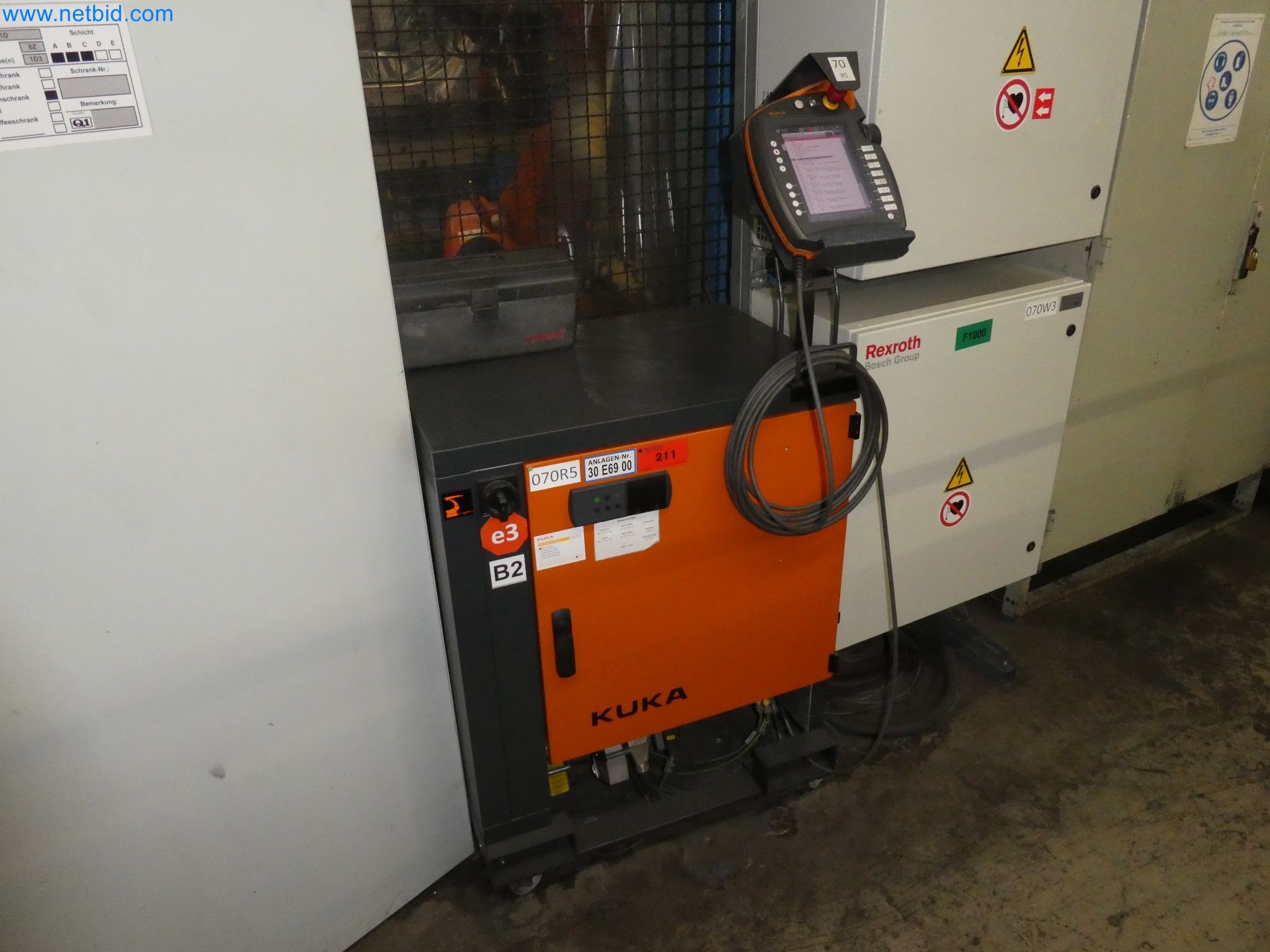 Robots, welding equipment and assembly accessories from the automotive industry-11