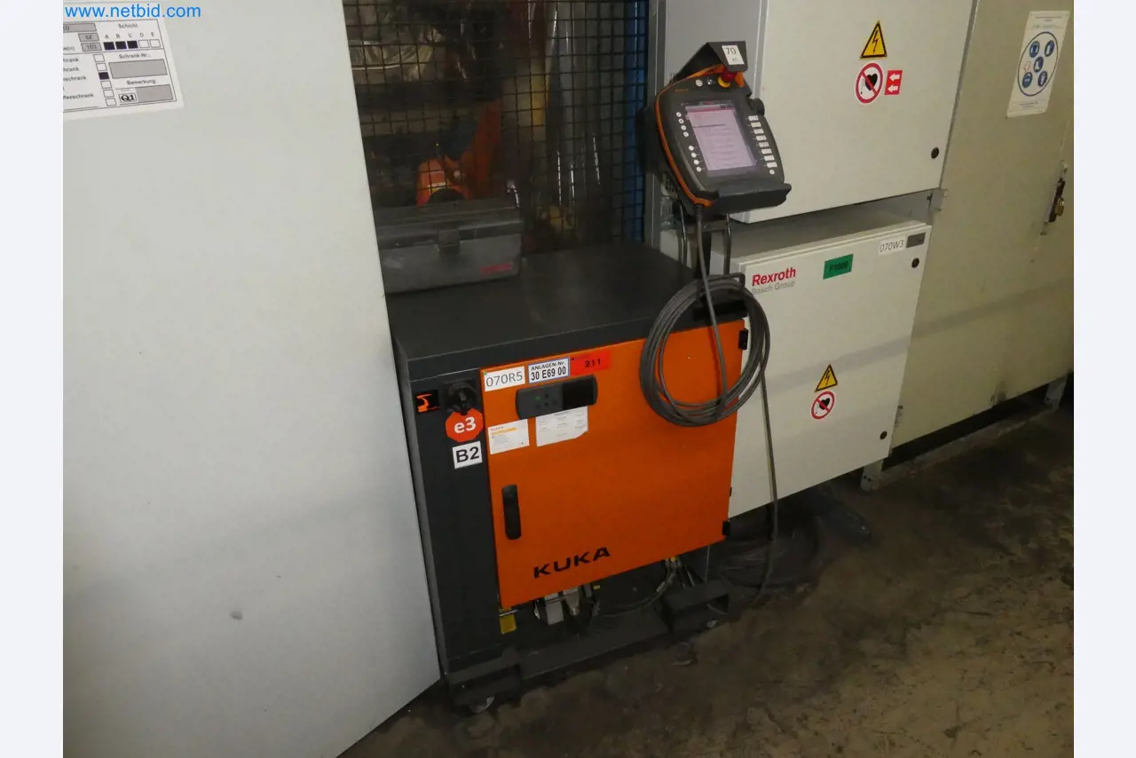 Robots, welding equipment and assembly accessories from the automotive industry-11