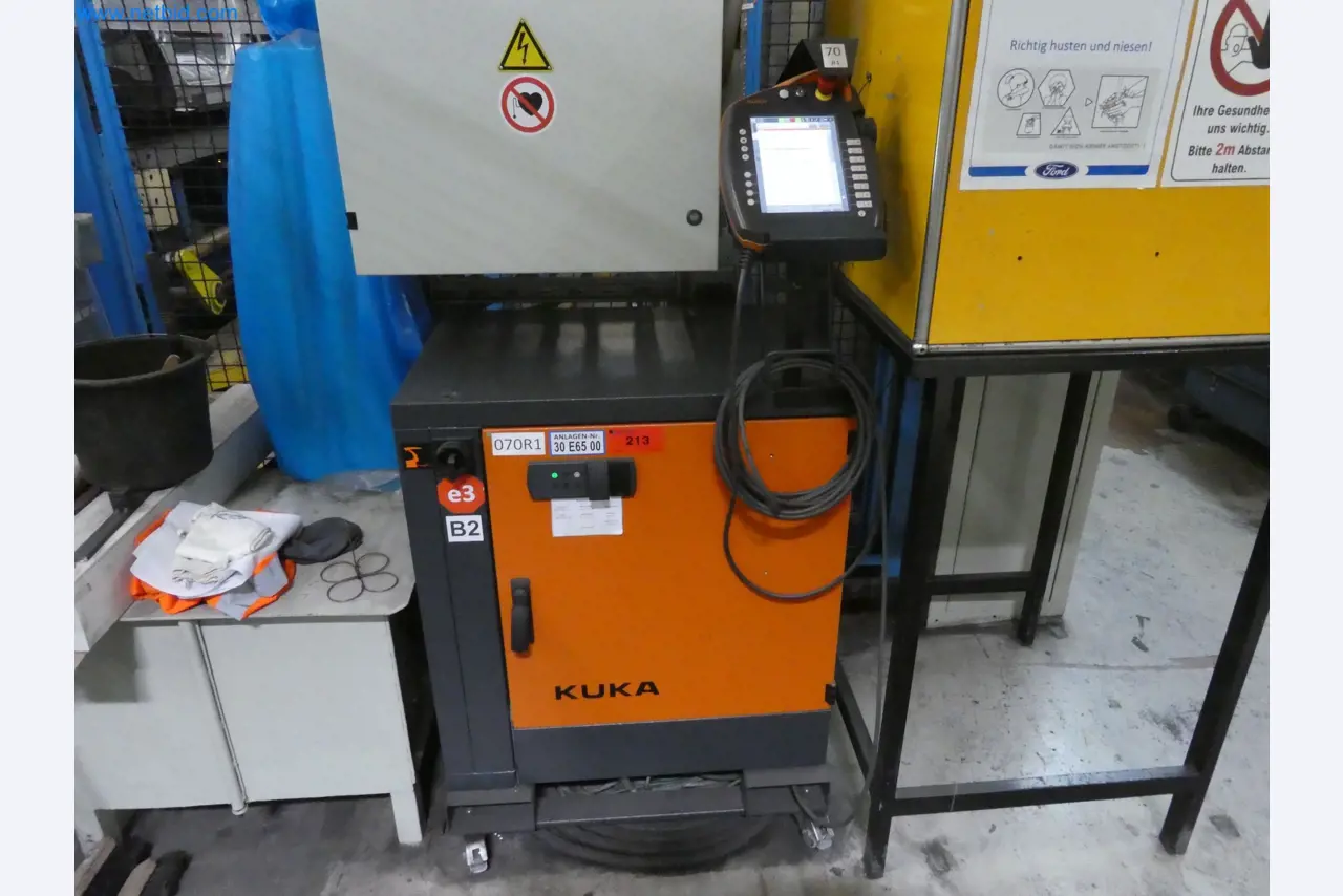 Robots, welding equipment and assembly accessories from the automotive industry-15