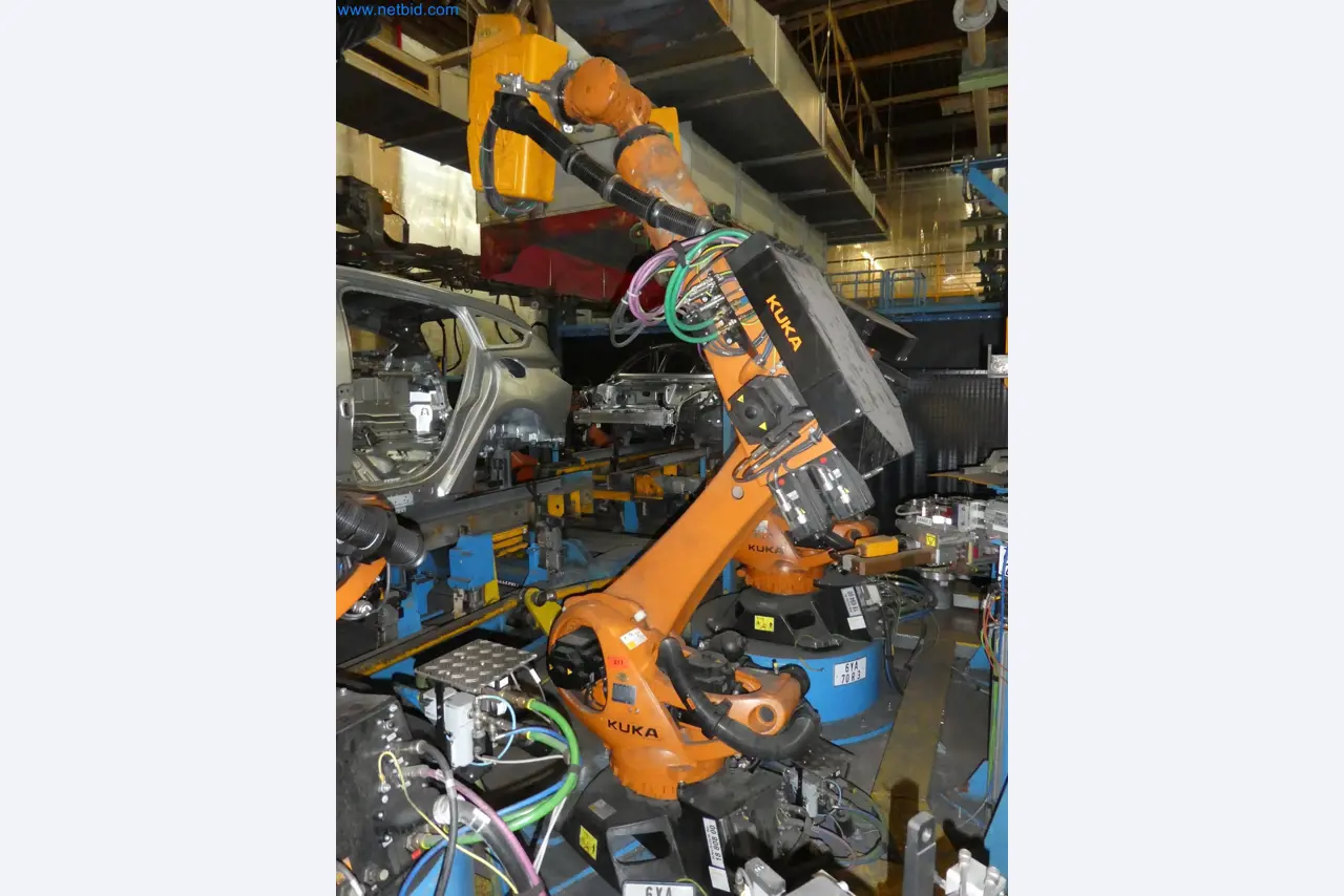 Robots, welding equipment and assembly accessories from the automotive industry-16
