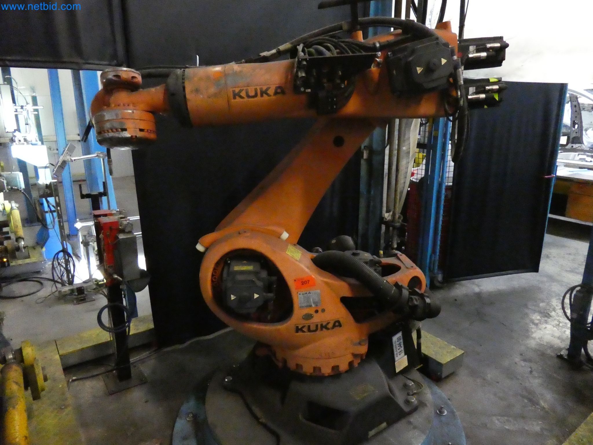 Robots, welding equipment and assembly accessories from the automotive industry-2