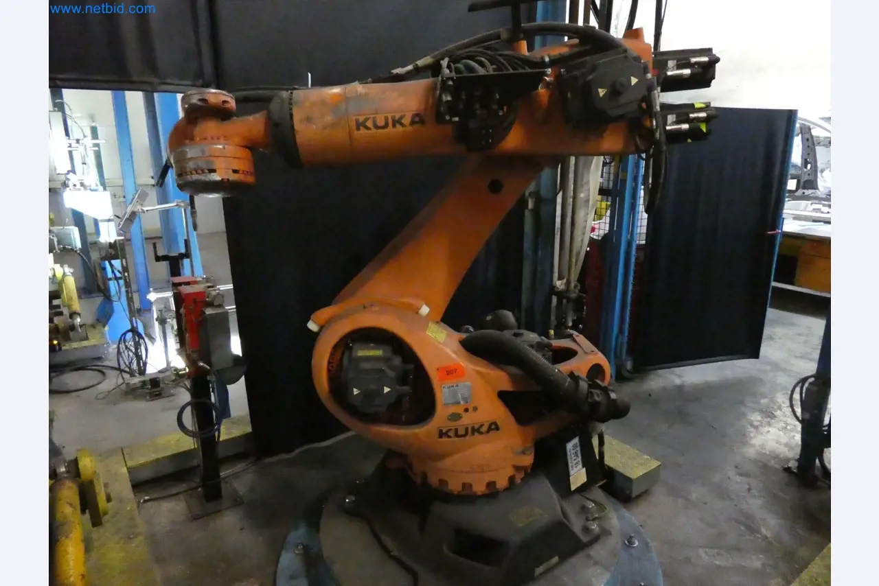 Robots, welding equipment and assembly accessories from the automotive industry-2