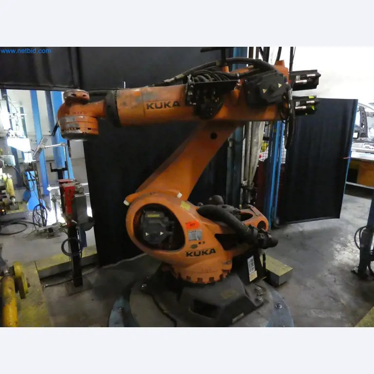 Robots, welding equipment and assembly accessories from the automotive industry-2