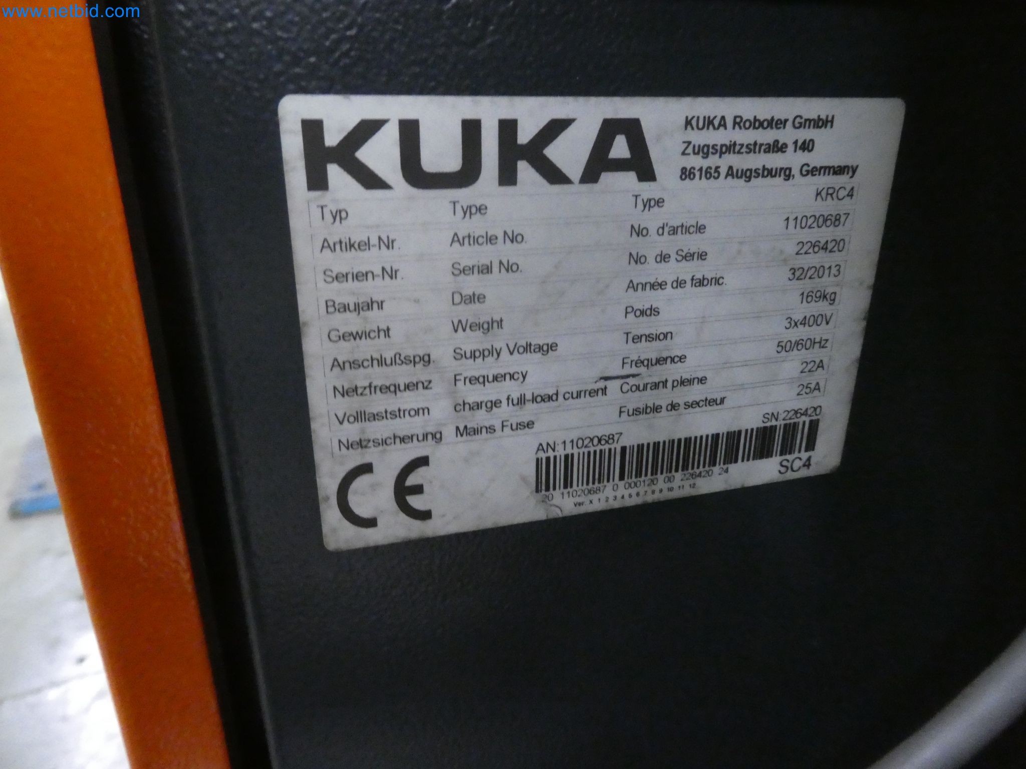 Robots, welding equipment and assembly accessories from the automotive industry-31