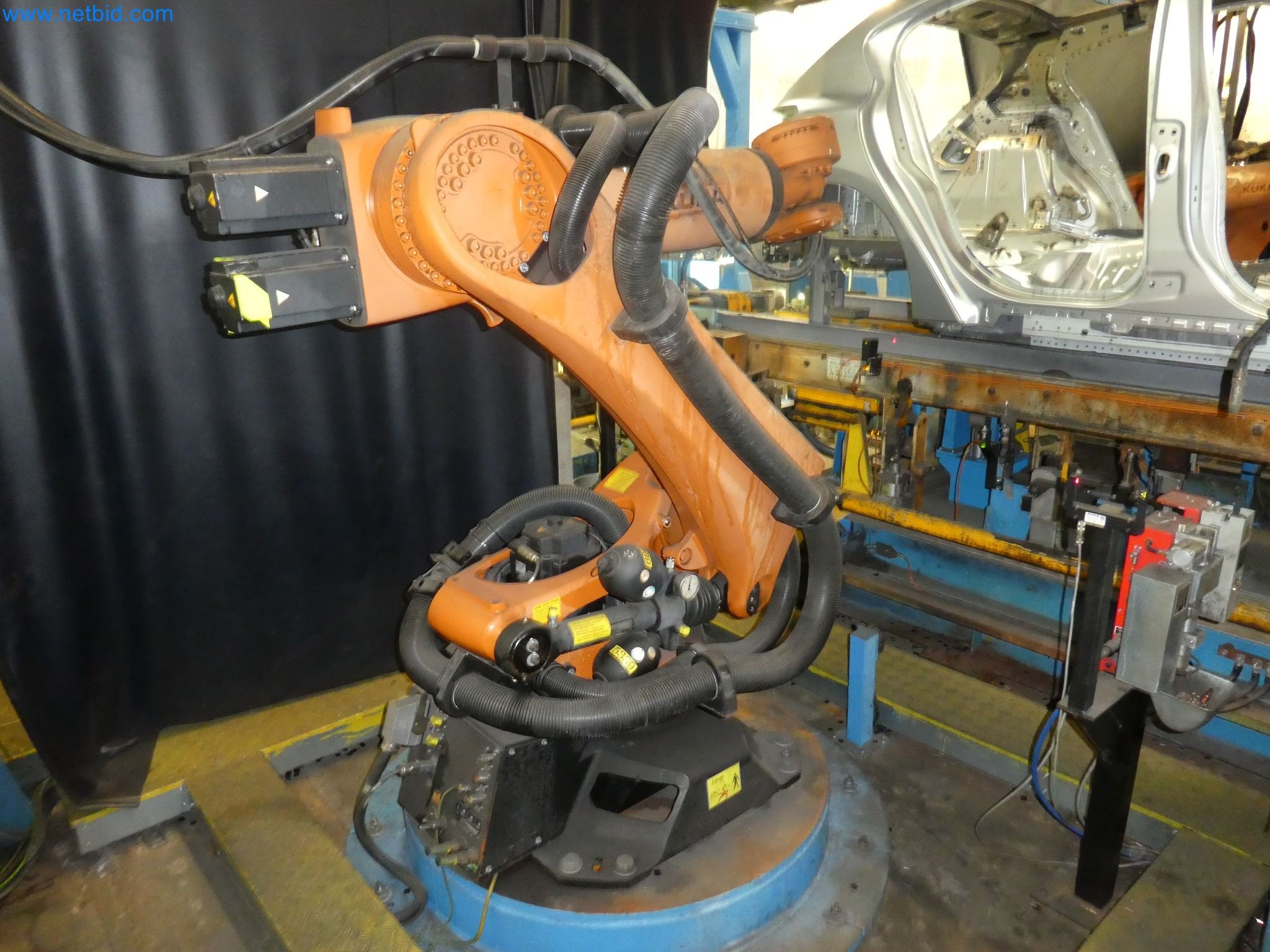 Robots, welding equipment and assembly accessories from the automotive industry-32