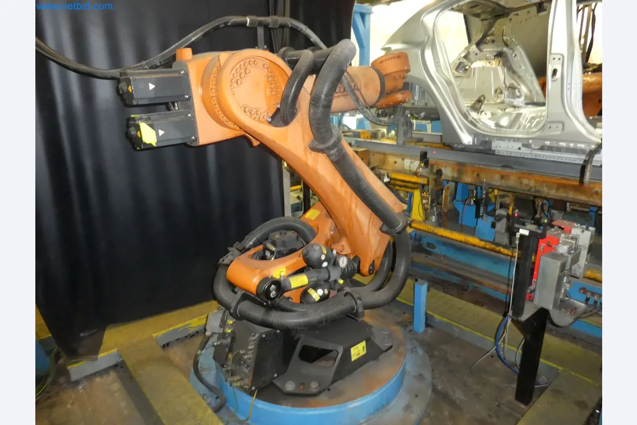 Robots, welding equipment and assembly accessories from the automotive industry-32