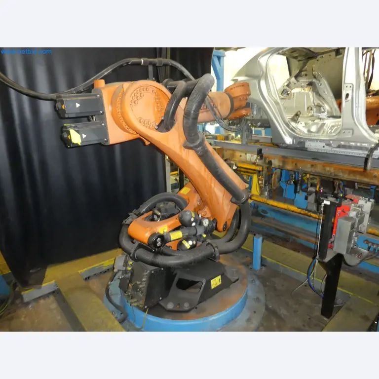 Robots, welding equipment and assembly accessories from the automotive industry-32