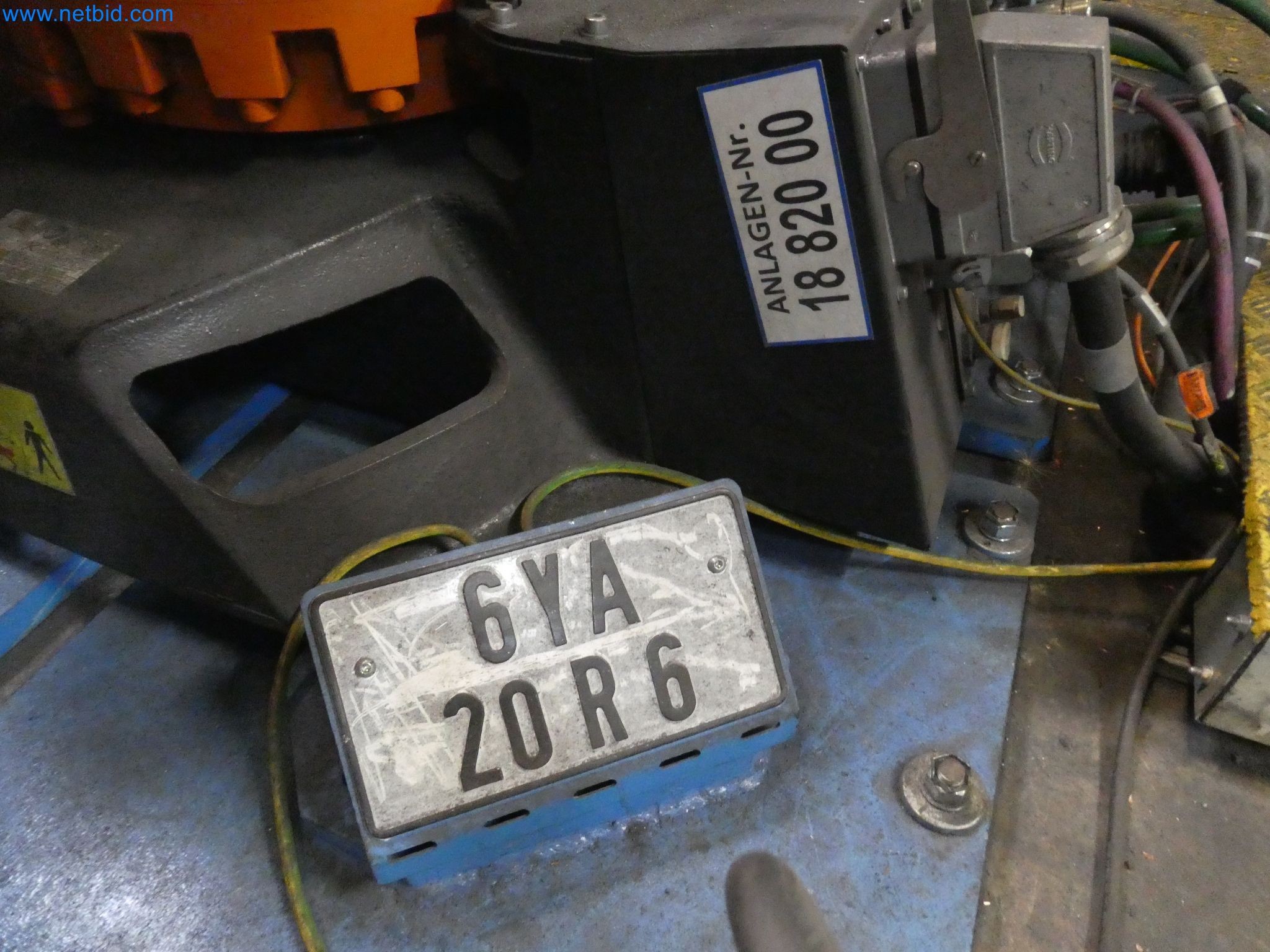 Robots, welding equipment and assembly accessories from the automotive industry-36