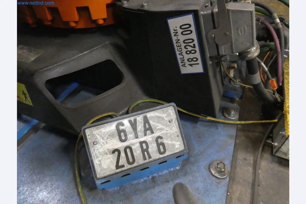 Robots, welding equipment and assembly accessories from the automotive industry-36