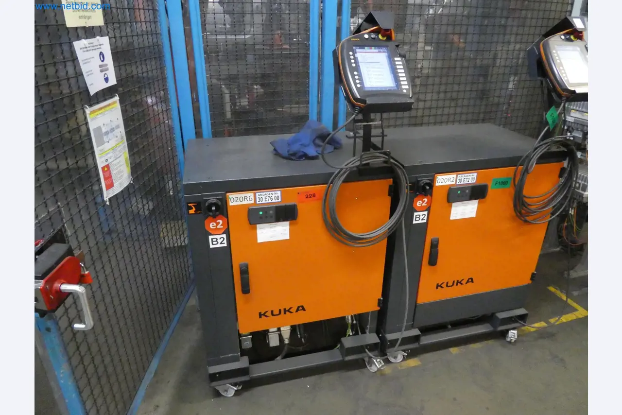 Robots, welding equipment and assembly accessories from the automotive industry-37