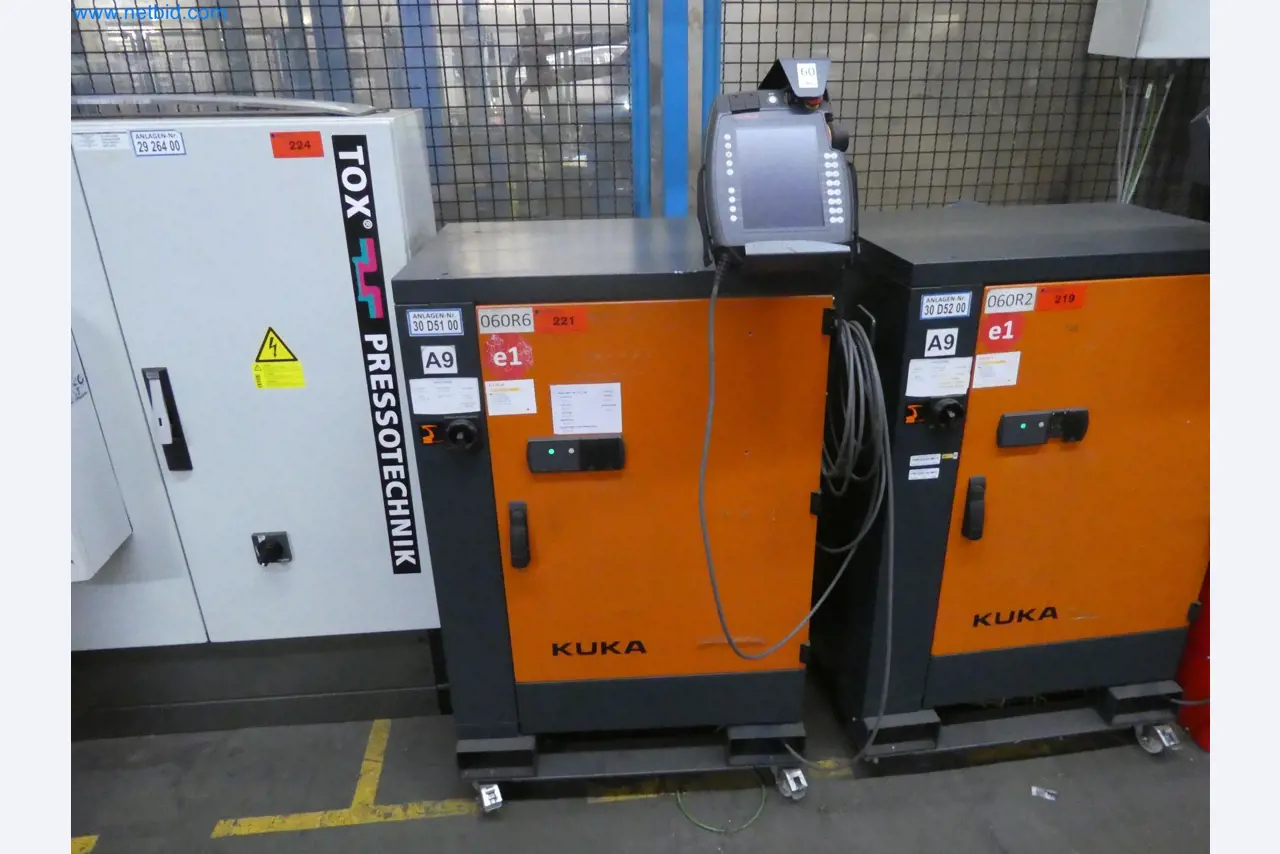 Robots, welding equipment and assembly accessories from the automotive industry-38