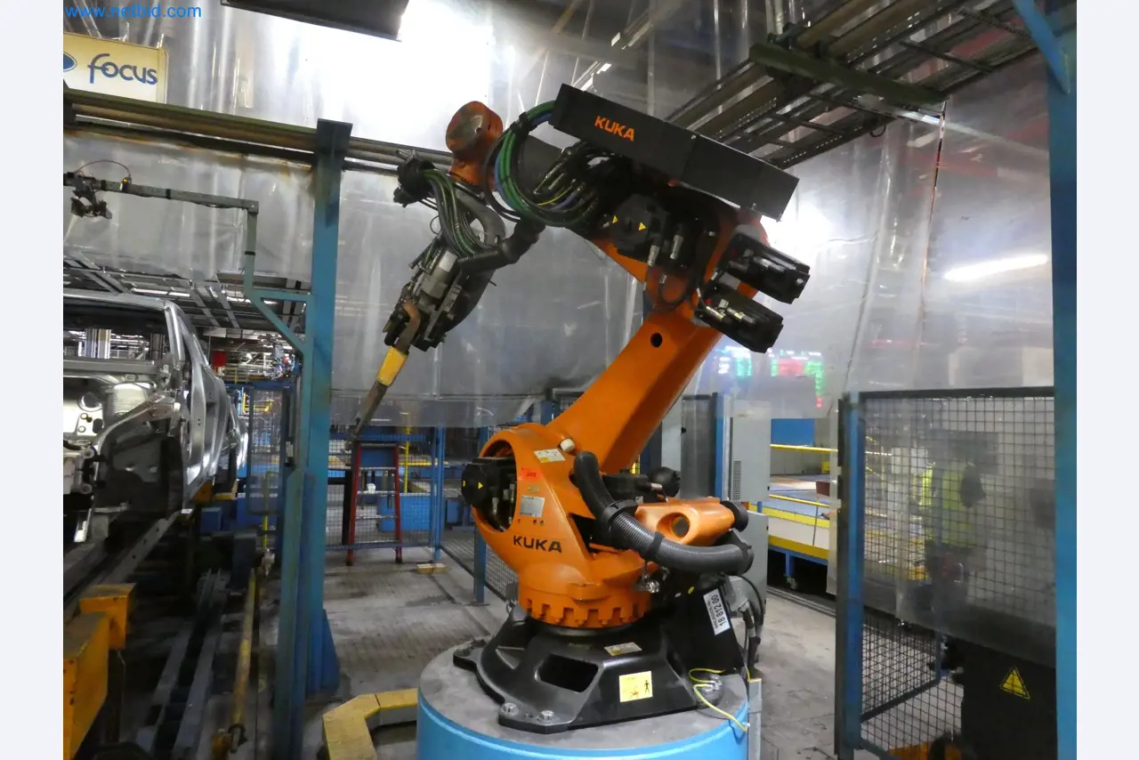 Robots, welding equipment and assembly accessories from the automotive industry-3