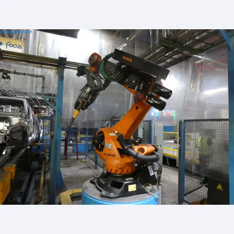 Robots, welding equipment and assembly accessories from the automotive industry-3