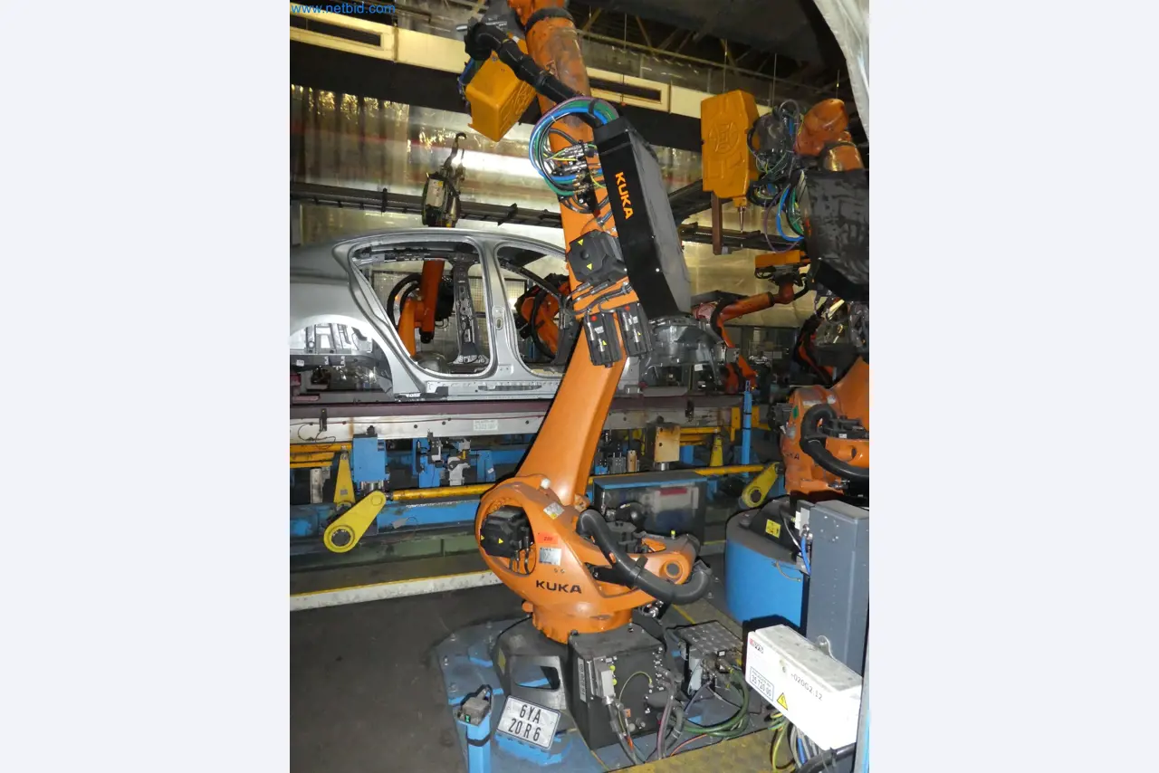 Robots, welding equipment and assembly accessories from the automotive industry-40