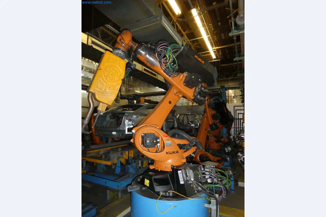 Robots, welding equipment and assembly accessories from the automotive industry-42