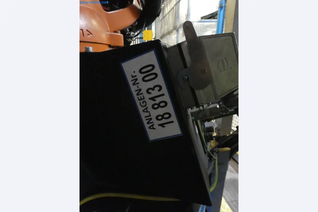 Robots, welding equipment and assembly accessories from the automotive industry-43