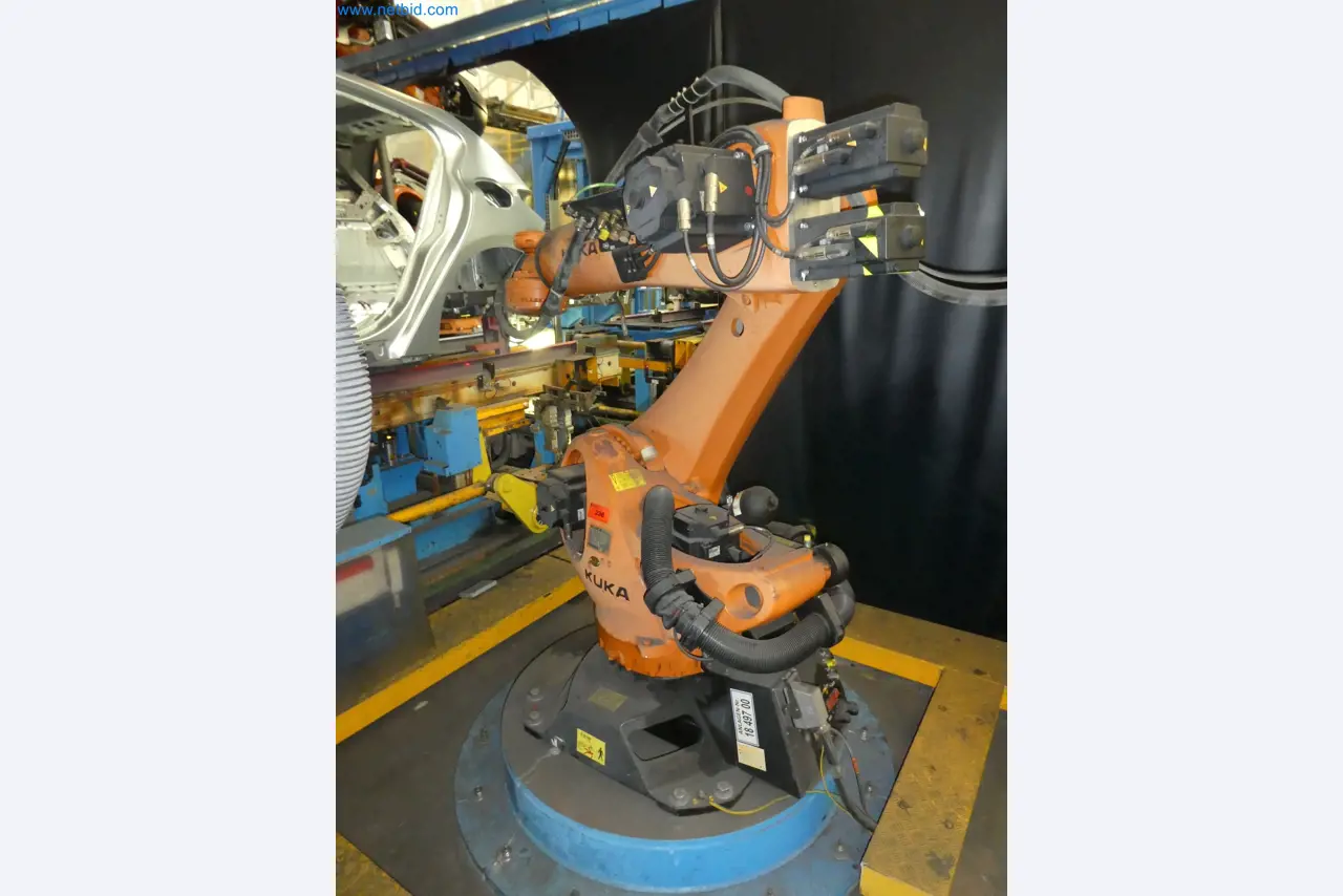 Robots, welding equipment and assembly accessories from the automotive industry-56