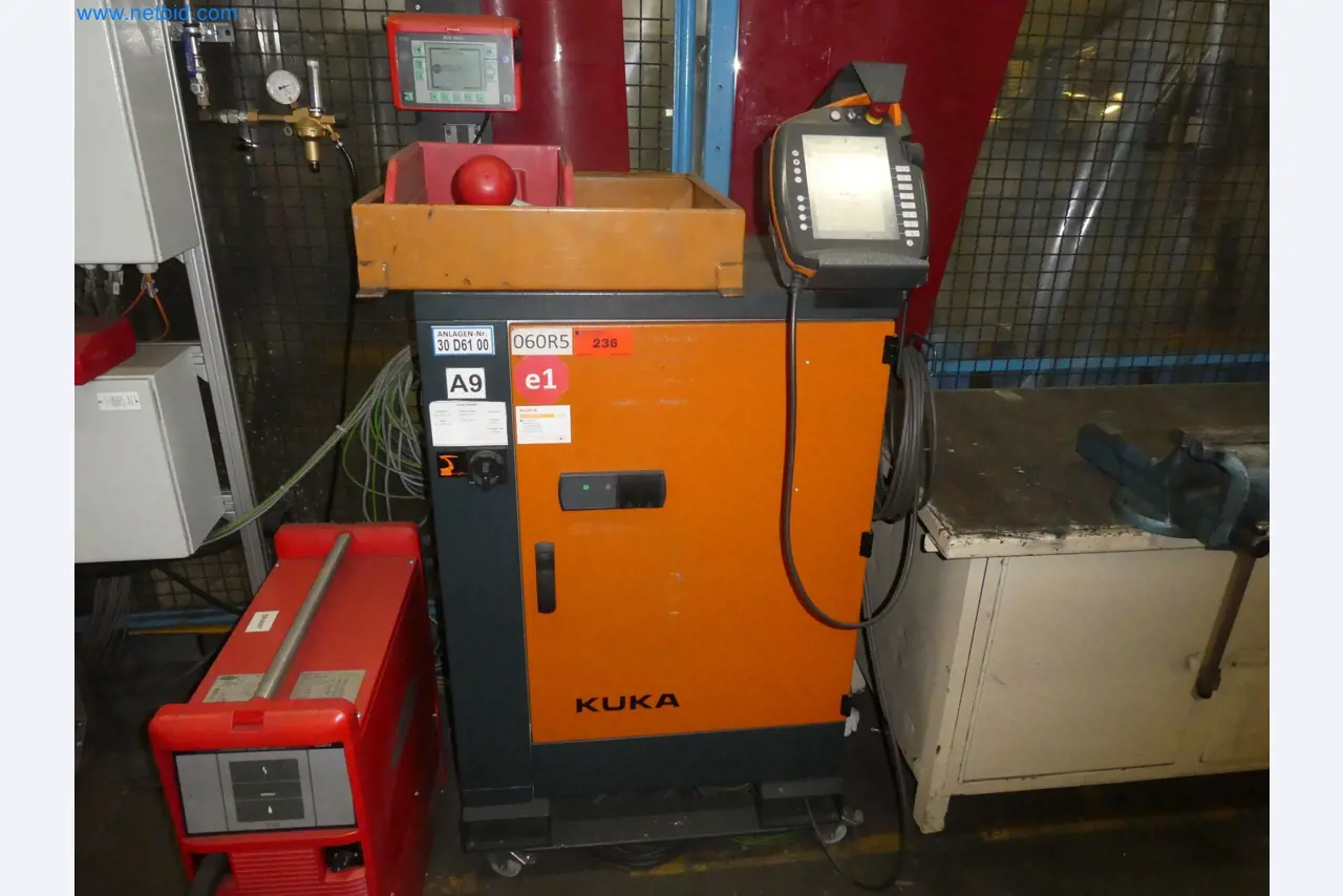 Robots, welding equipment and assembly accessories from the automotive industry-59