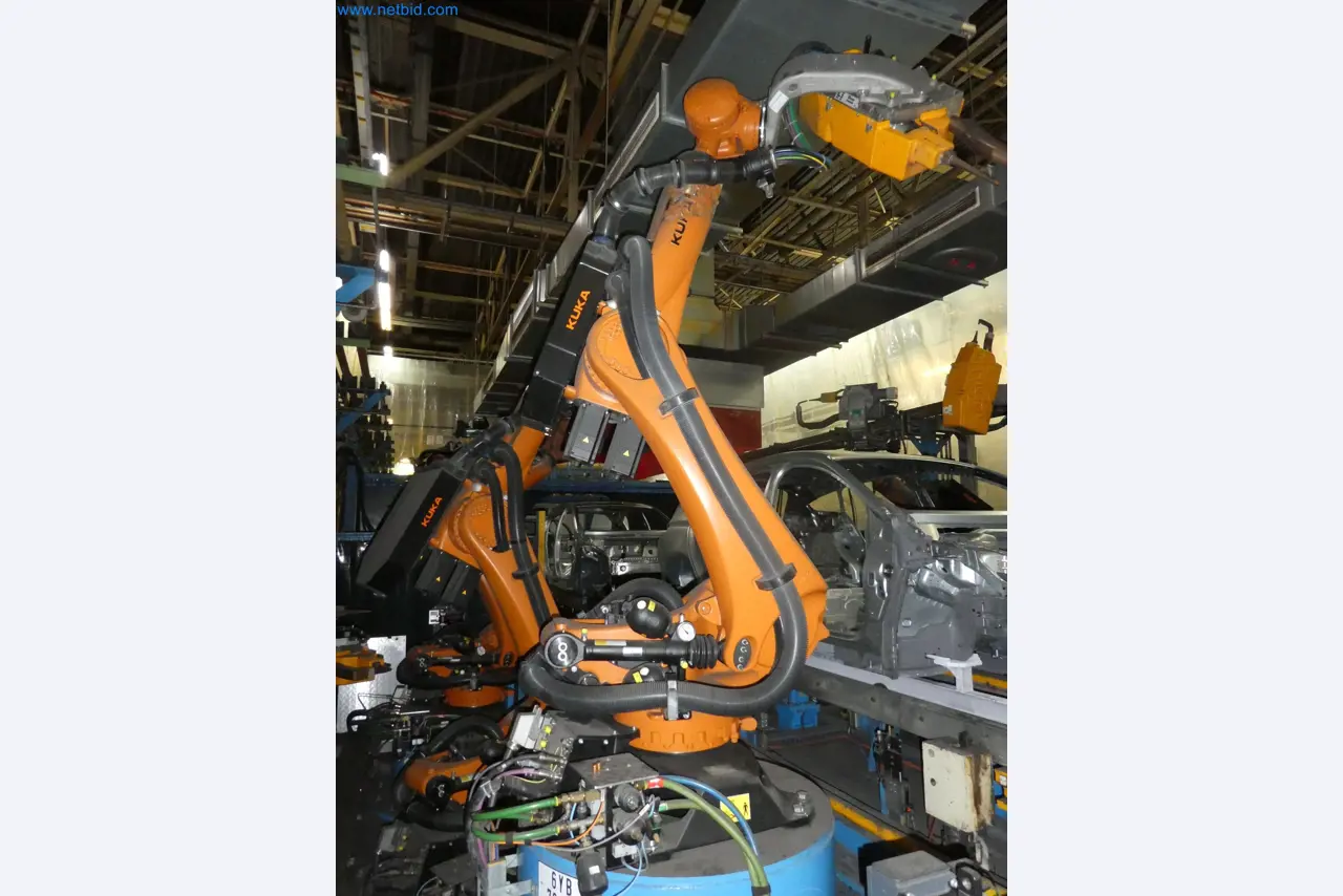 Robots, welding equipment and assembly accessories from the automotive industry-68
