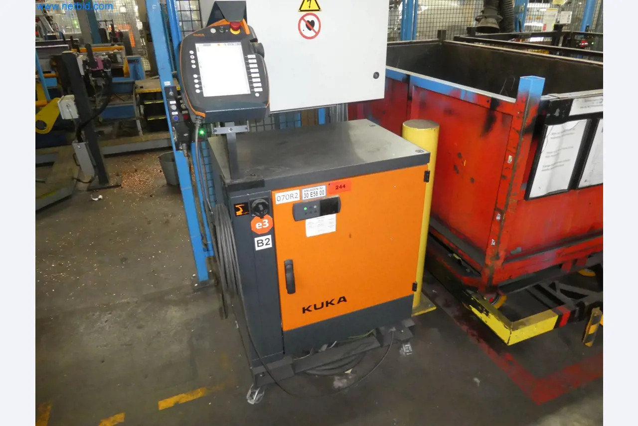 Robots, welding equipment and assembly accessories from the automotive industry-71