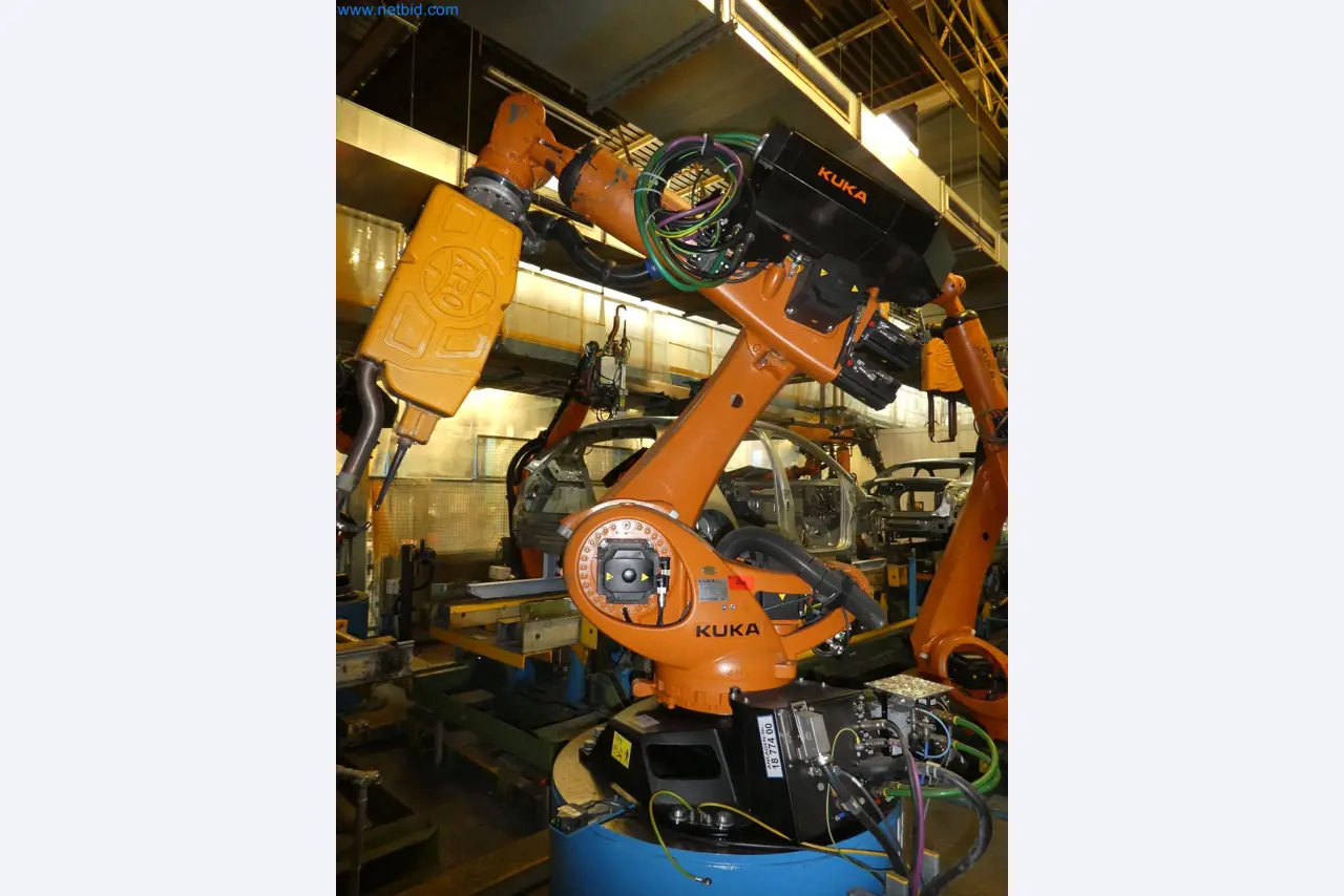 Robots, welding equipment and assembly accessories from the automotive industry-83