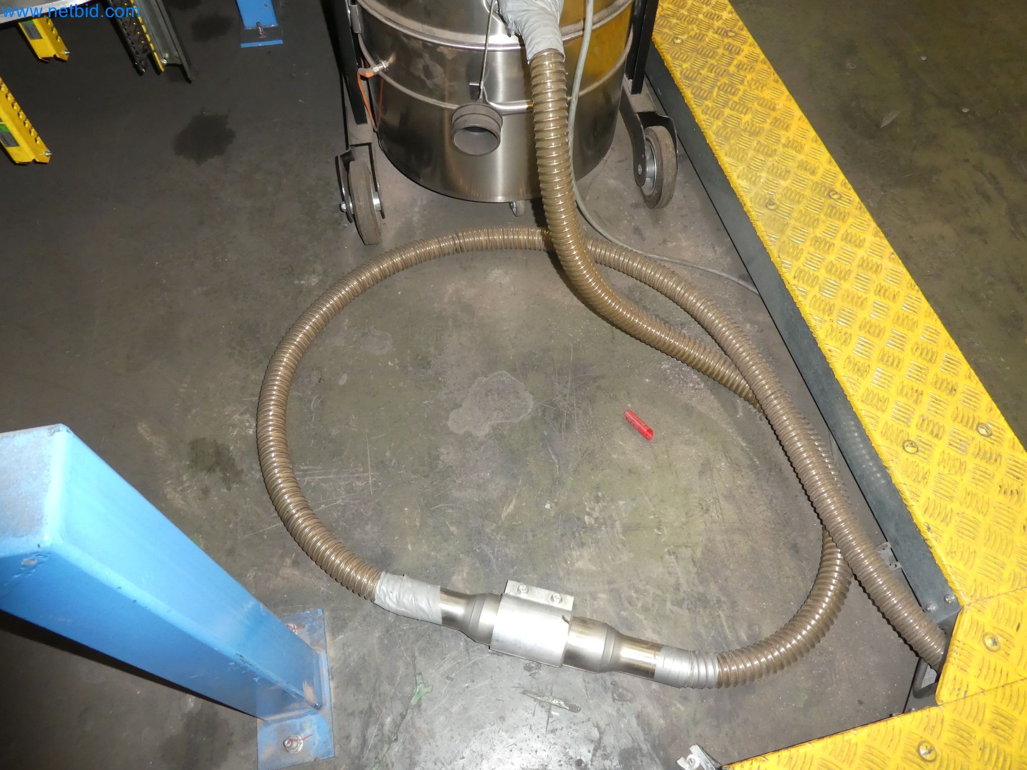 Roboti, varilna oprema in pripomočki za montažo iz avtomobilske industrije-1