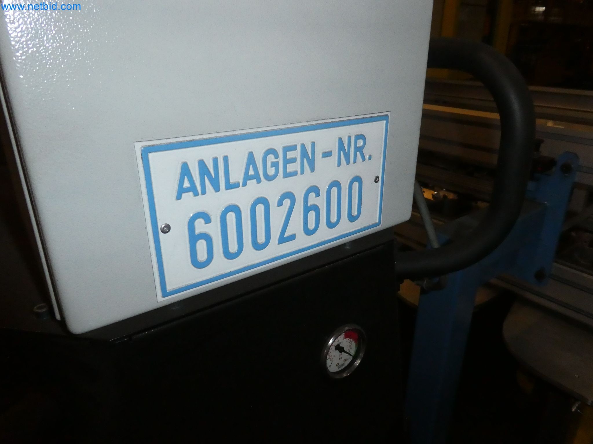 Roboti, varilna oprema in pripomočki za montažo iz avtomobilske industrije-2