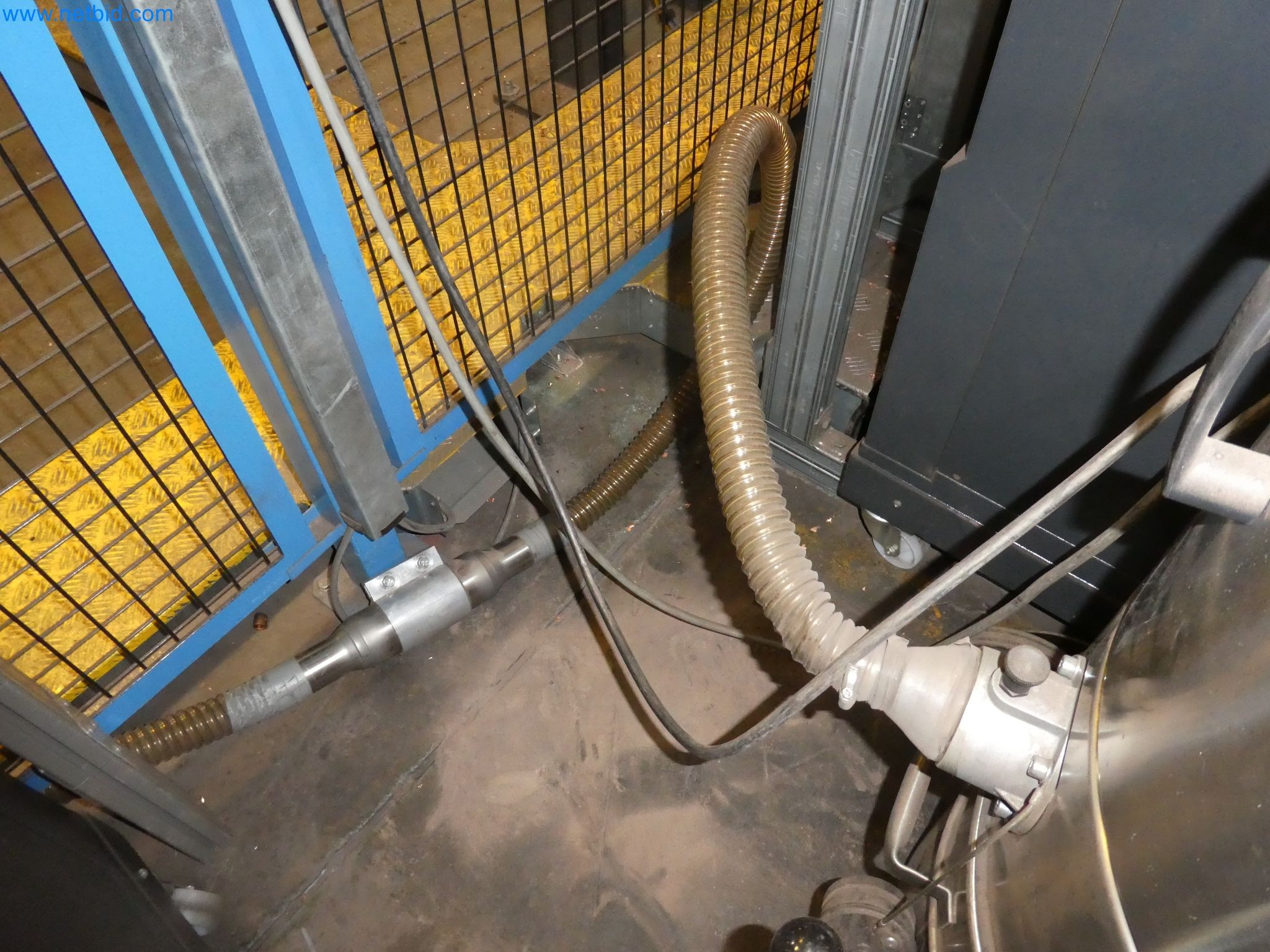 Roboti, varilna oprema in pripomočki za montažo iz avtomobilske industrije-6