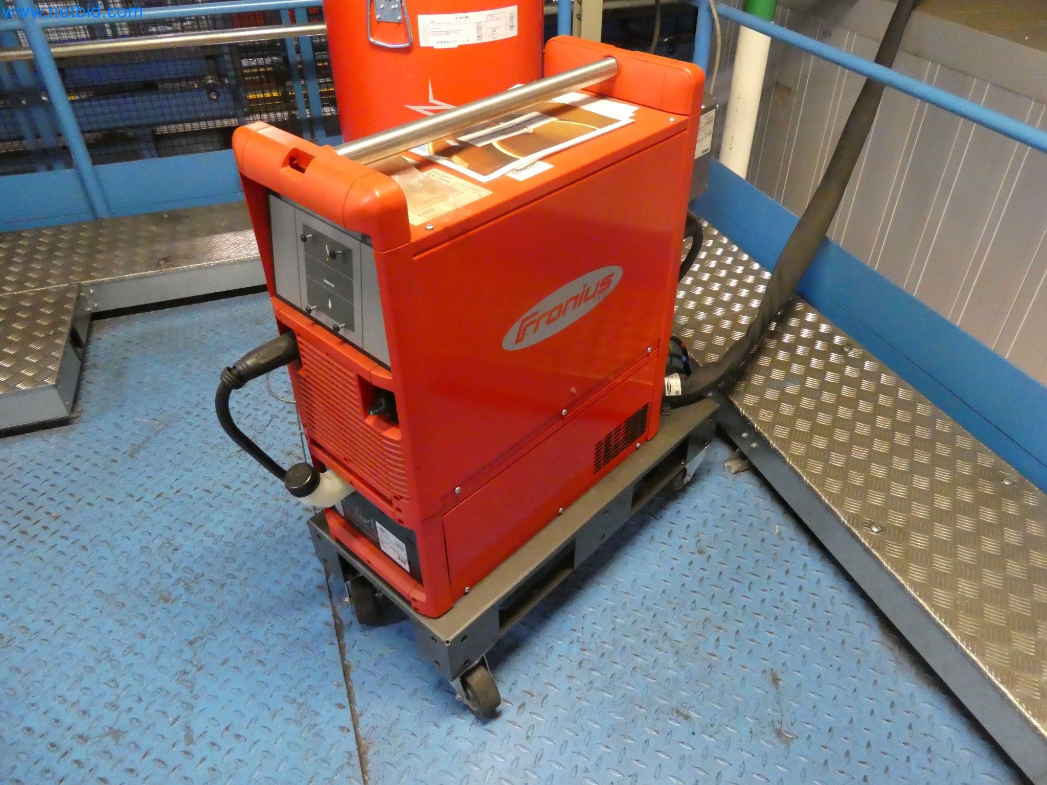 Roboti, varilna oprema in pripomočki za montažo iz avtomobilske industrije-10