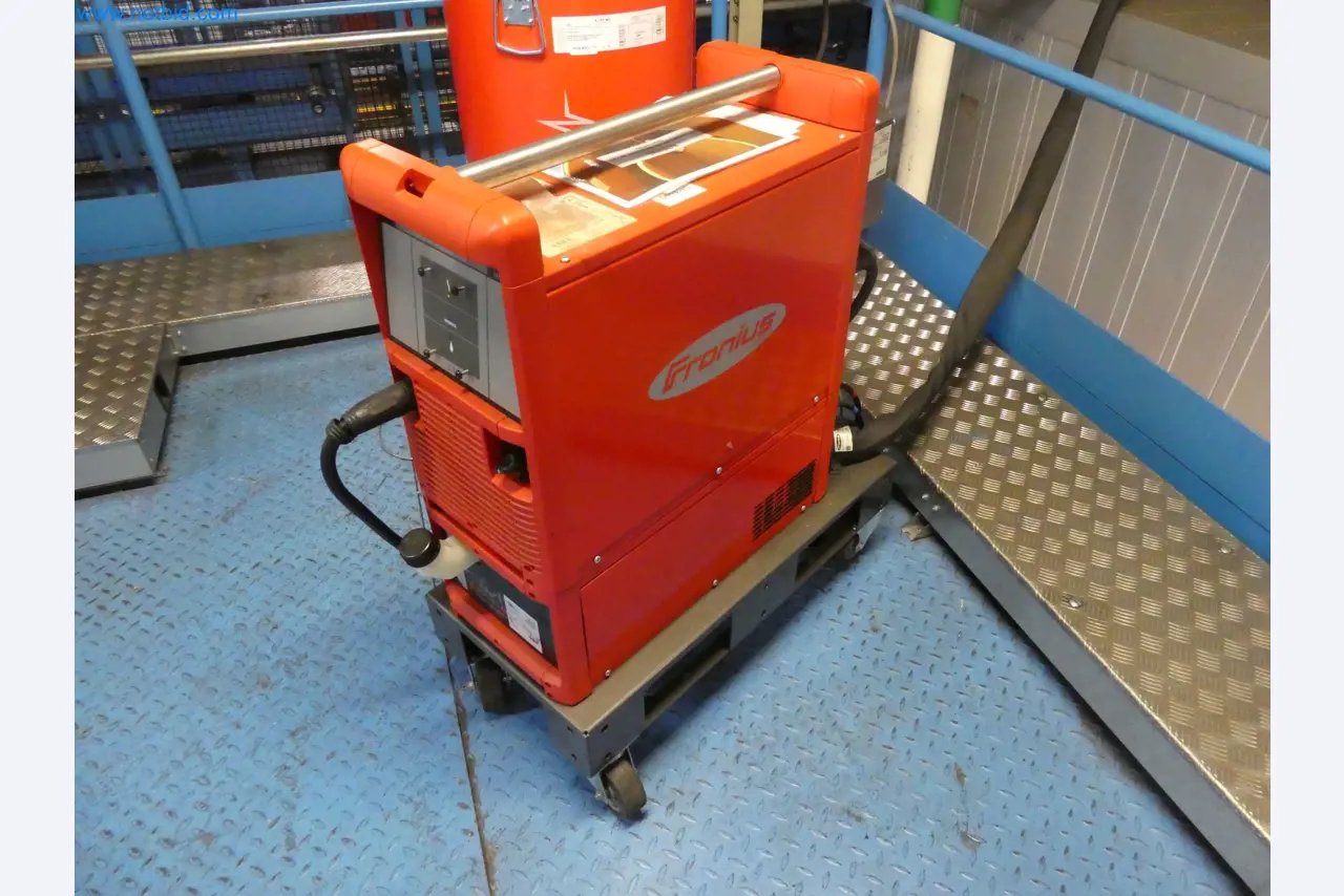 Roboti, varilna oprema in pripomočki za montažo iz avtomobilske industrije-10