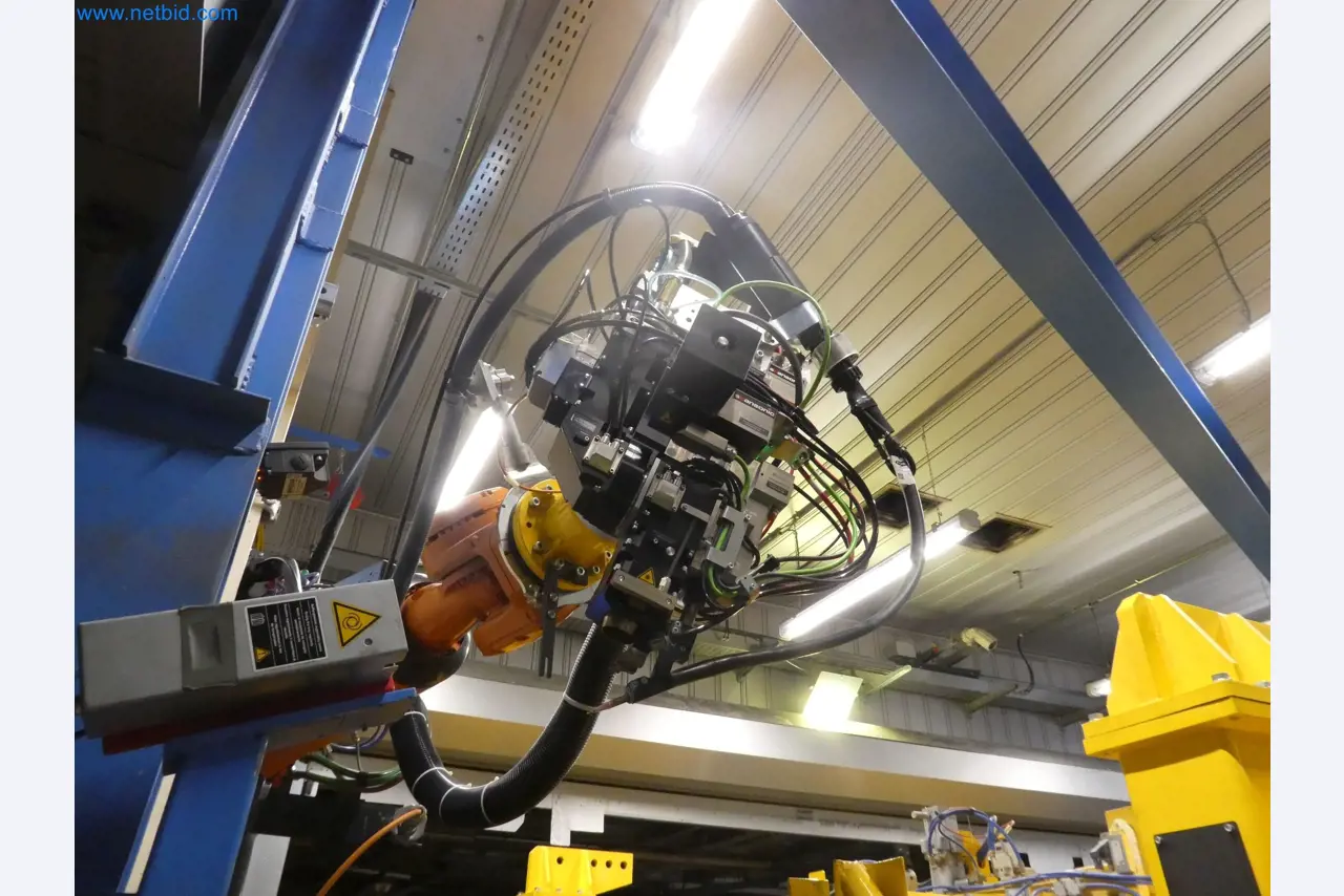 Roboti, varilna oprema in pripomočki za montažo iz avtomobilske industrije-11