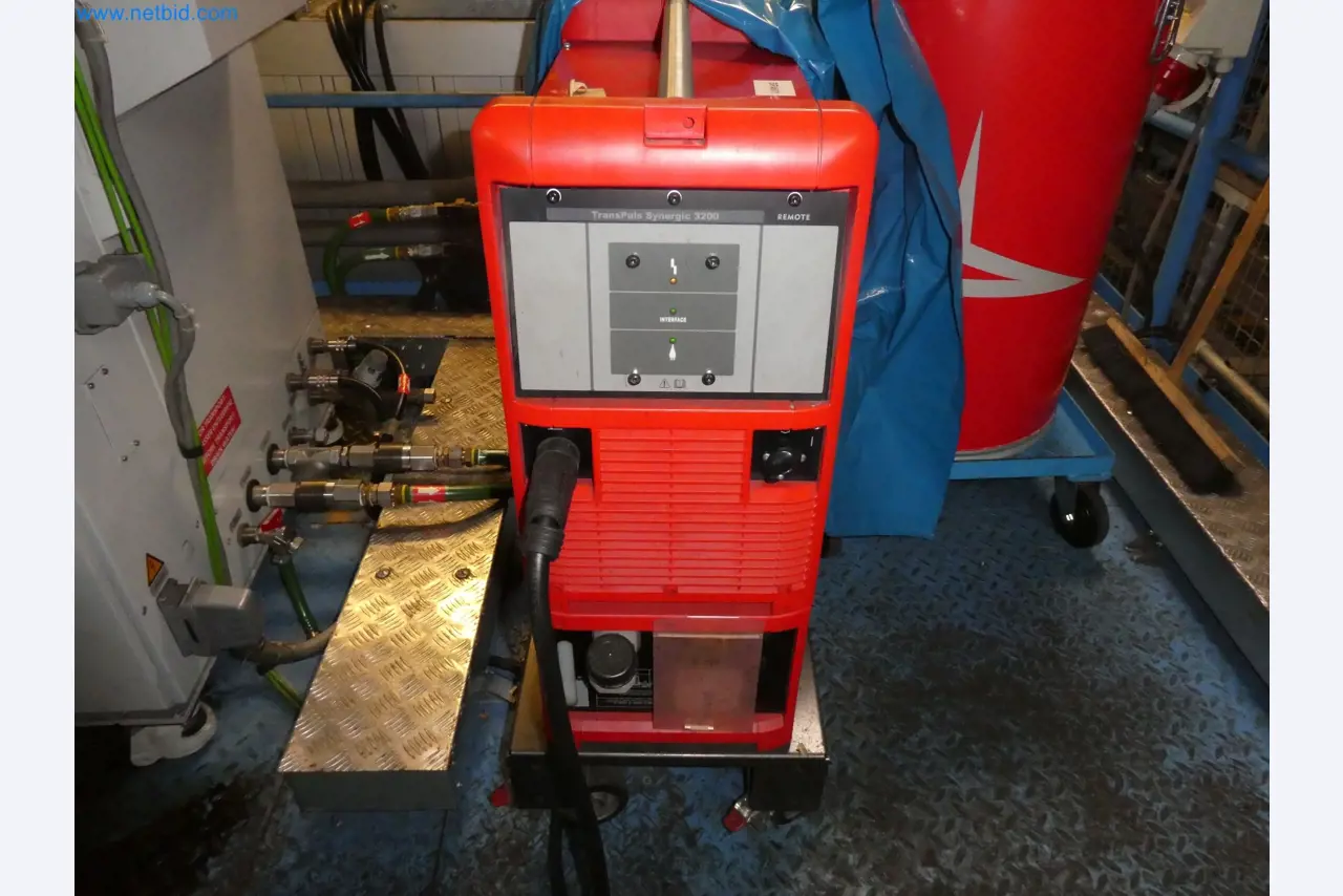 Roboti, varilna oprema in pripomočki za montažo iz avtomobilske industrije-15