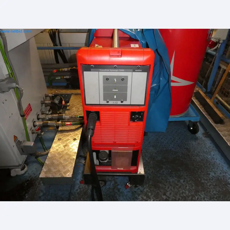 Roboti, varilna oprema in pripomočki za montažo iz avtomobilske industrije-15