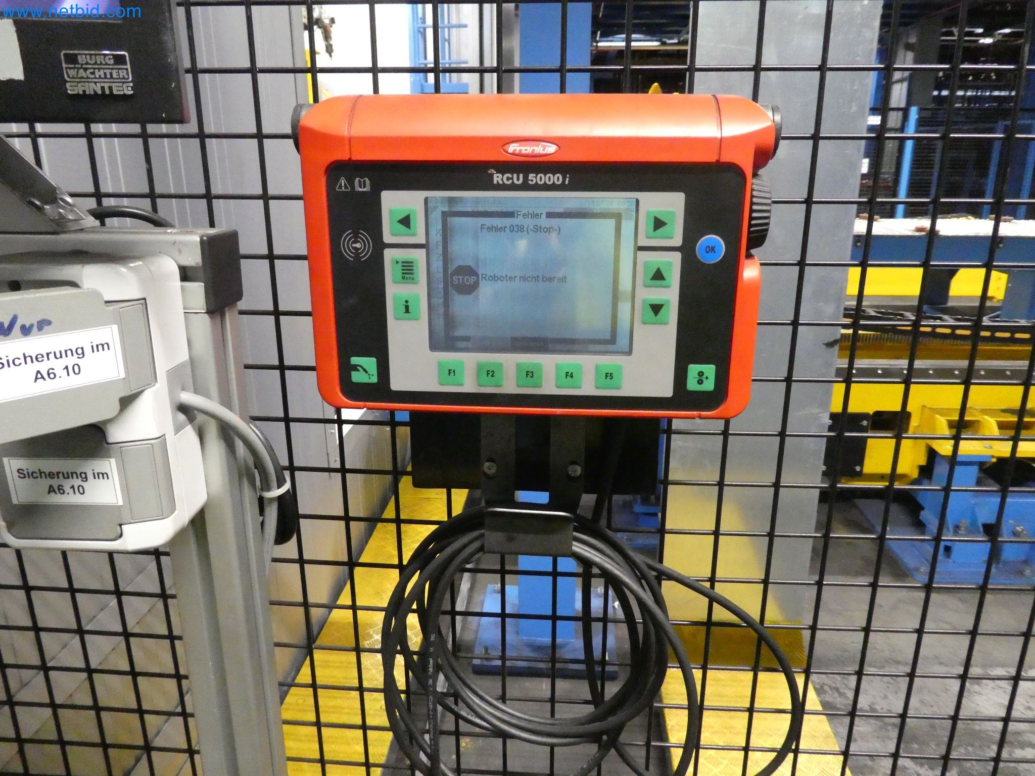 Roboti, varilna oprema in pripomočki za montažo iz avtomobilske industrije-16