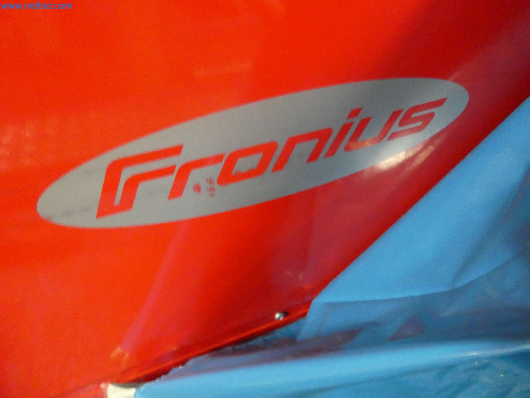 Roboti, varilna oprema in pripomočki za montažo iz avtomobilske industrije-2