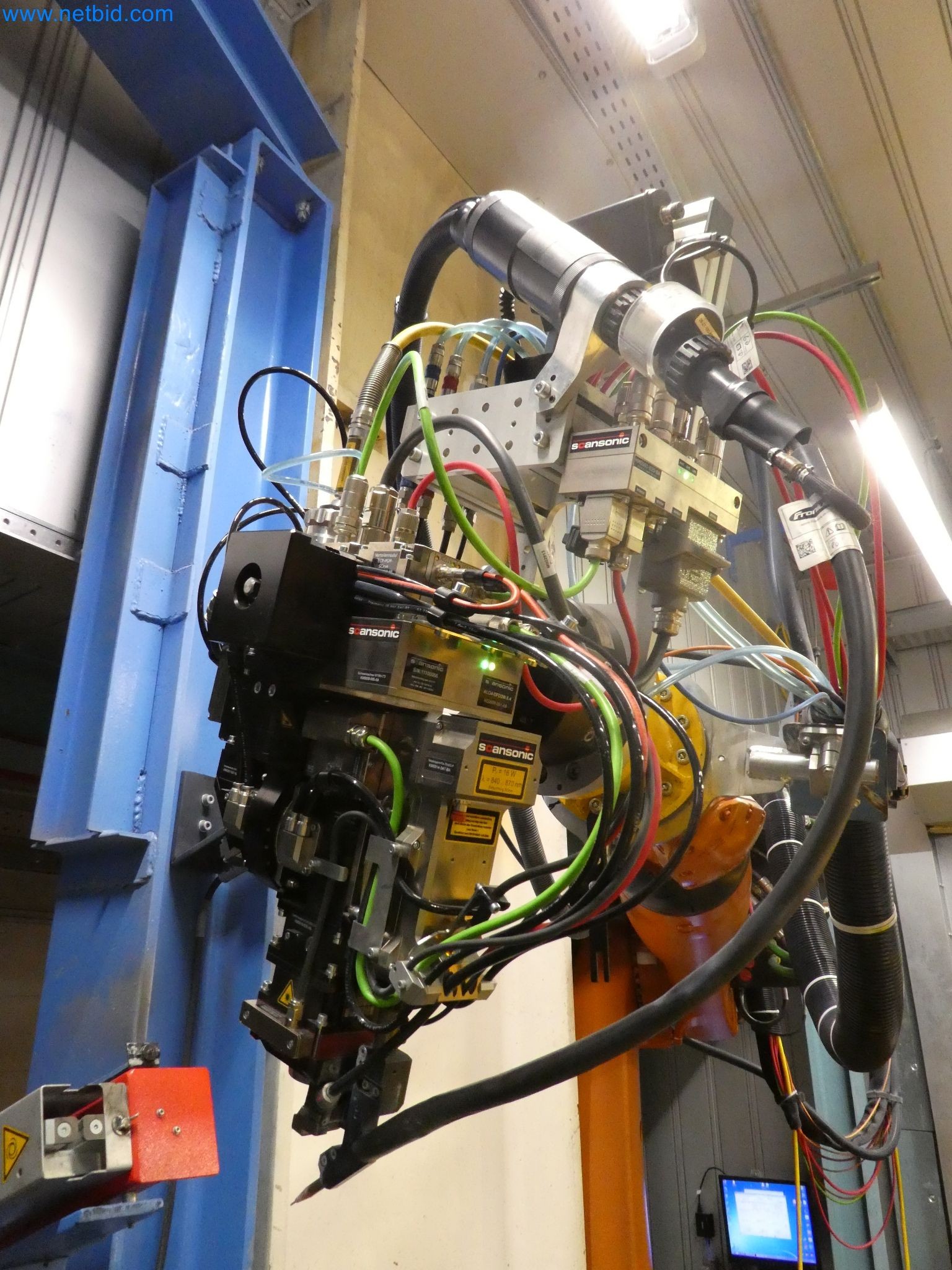 Roboti, varilna oprema in pripomočki za montažo iz avtomobilske industrije-3