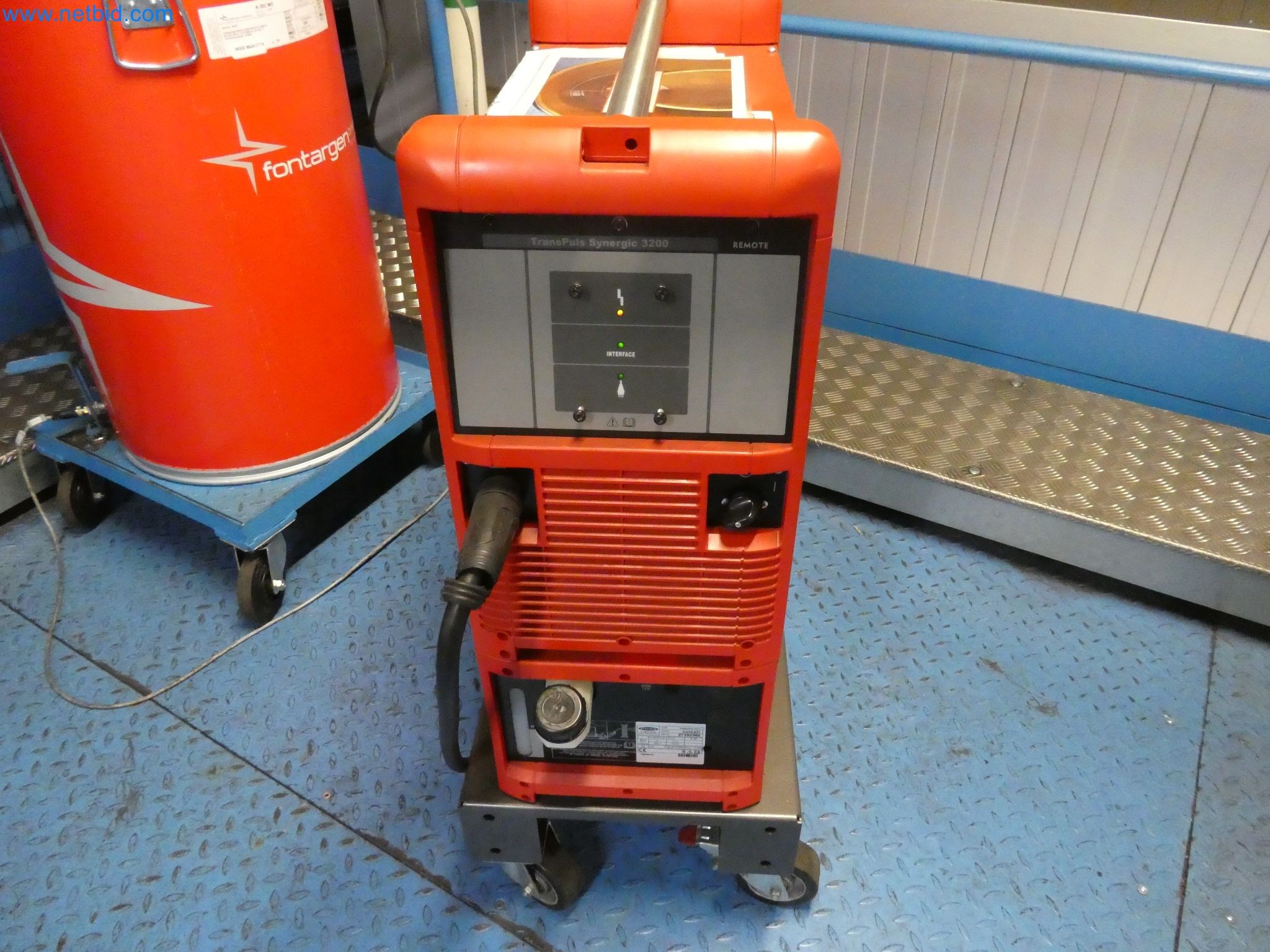 Roboti, varilna oprema in pripomočki za montažo iz avtomobilske industrije-4