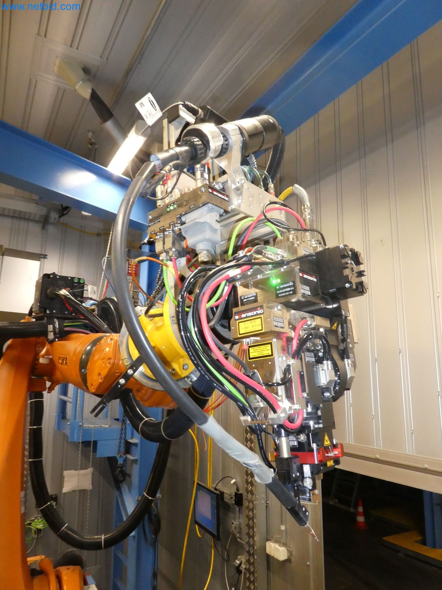 Roboti, varilna oprema in pripomočki za montažo iz avtomobilske industrije-7