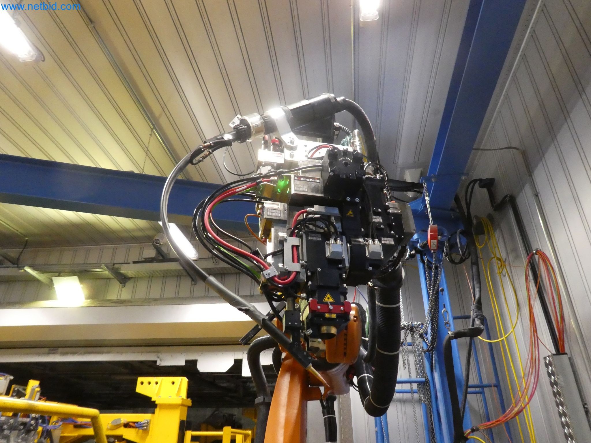 Roboti, varilna oprema in pripomočki za montažo iz avtomobilske industrije-8