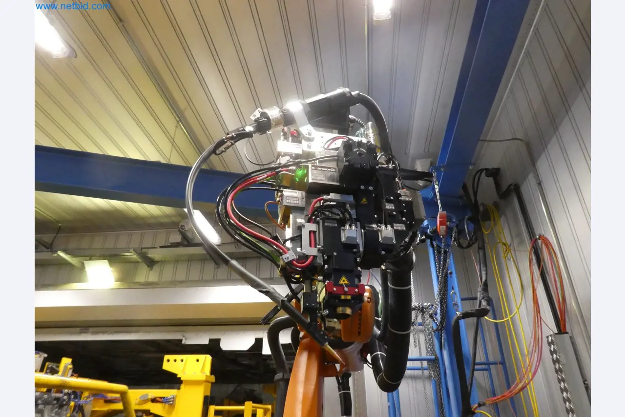 Roboti, varilna oprema in pripomočki za montažo iz avtomobilske industrije-8