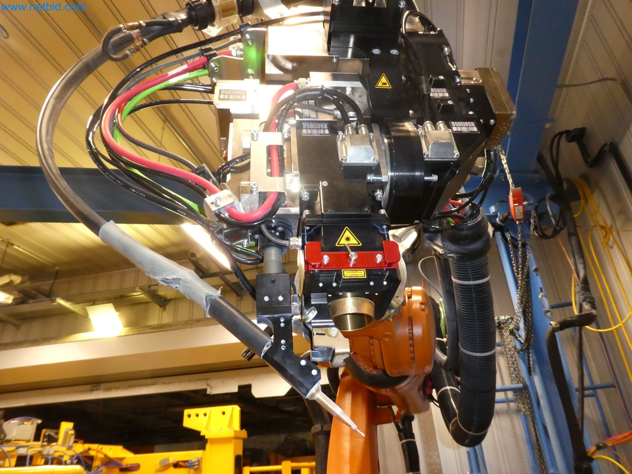 Roboti, varilna oprema in pripomočki za montažo iz avtomobilske industrije-9