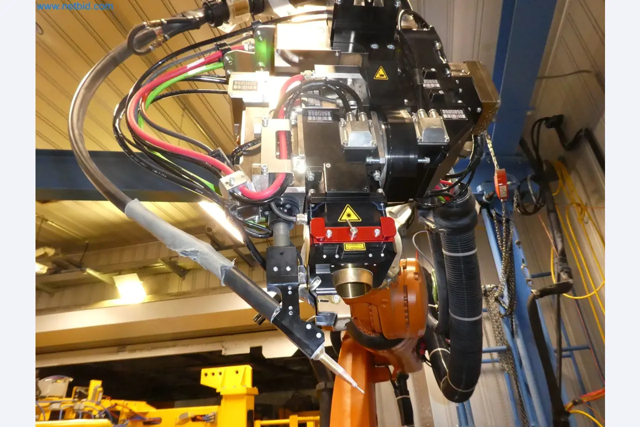 Roboti, varilna oprema in pripomočki za montažo iz avtomobilske industrije-9