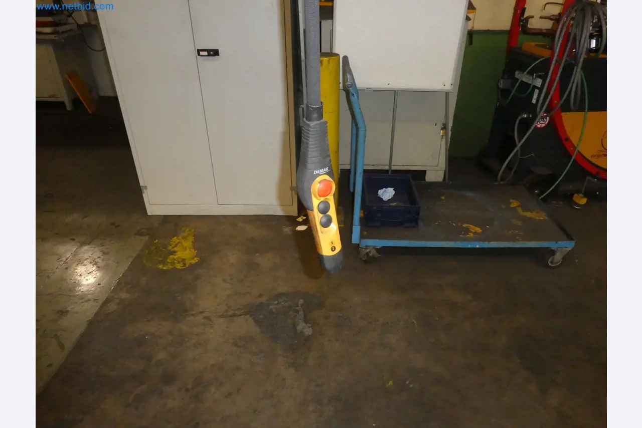 Robots, welding equipment and assembly accessories from the automotive industry-10