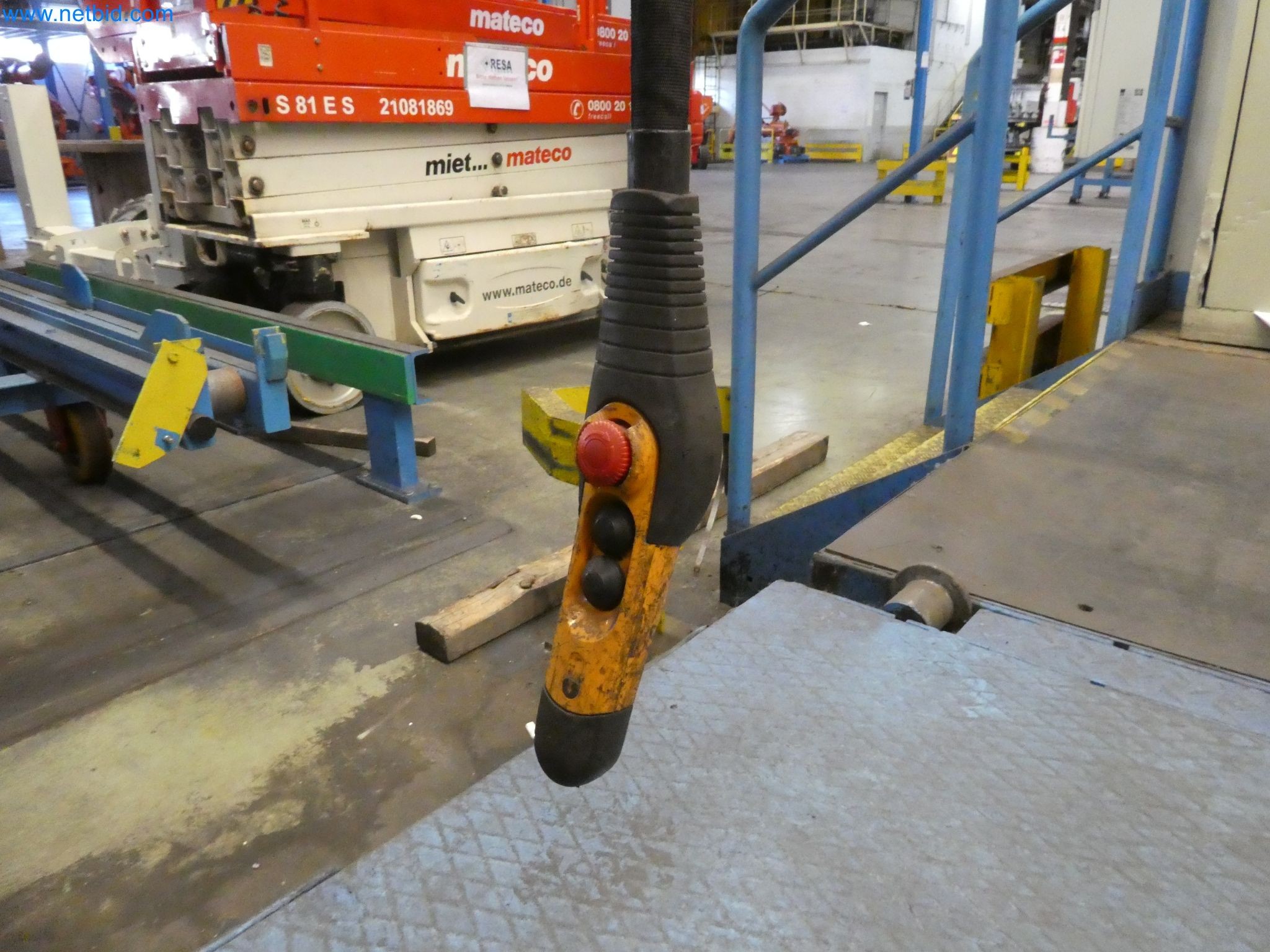 Robots, welding equipment and assembly accessories from the automotive industry-11