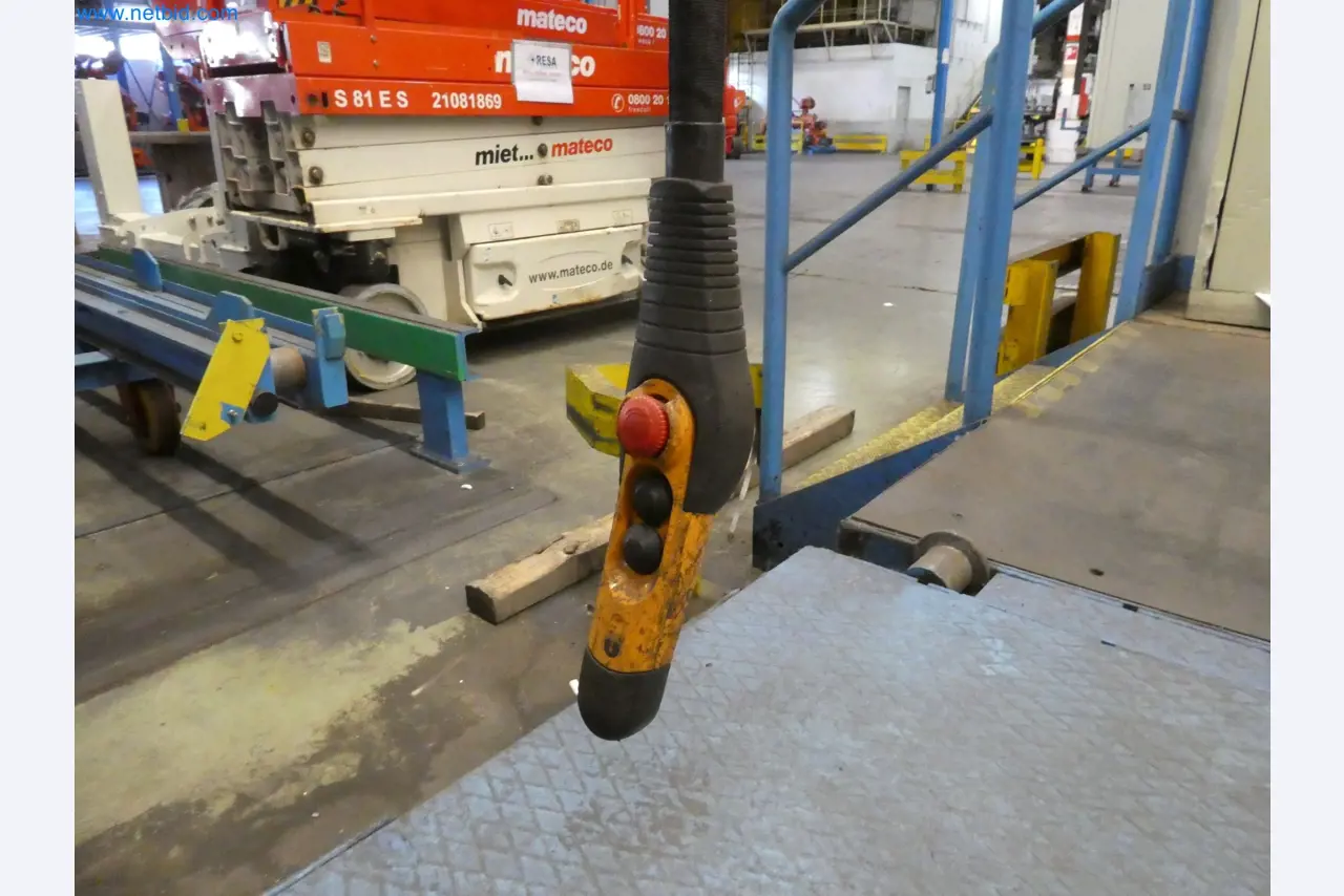 Robots, welding equipment and assembly accessories from the automotive industry-11