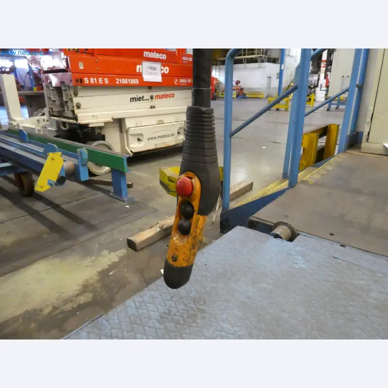 Robots, welding equipment and assembly accessories from the automotive industry-11