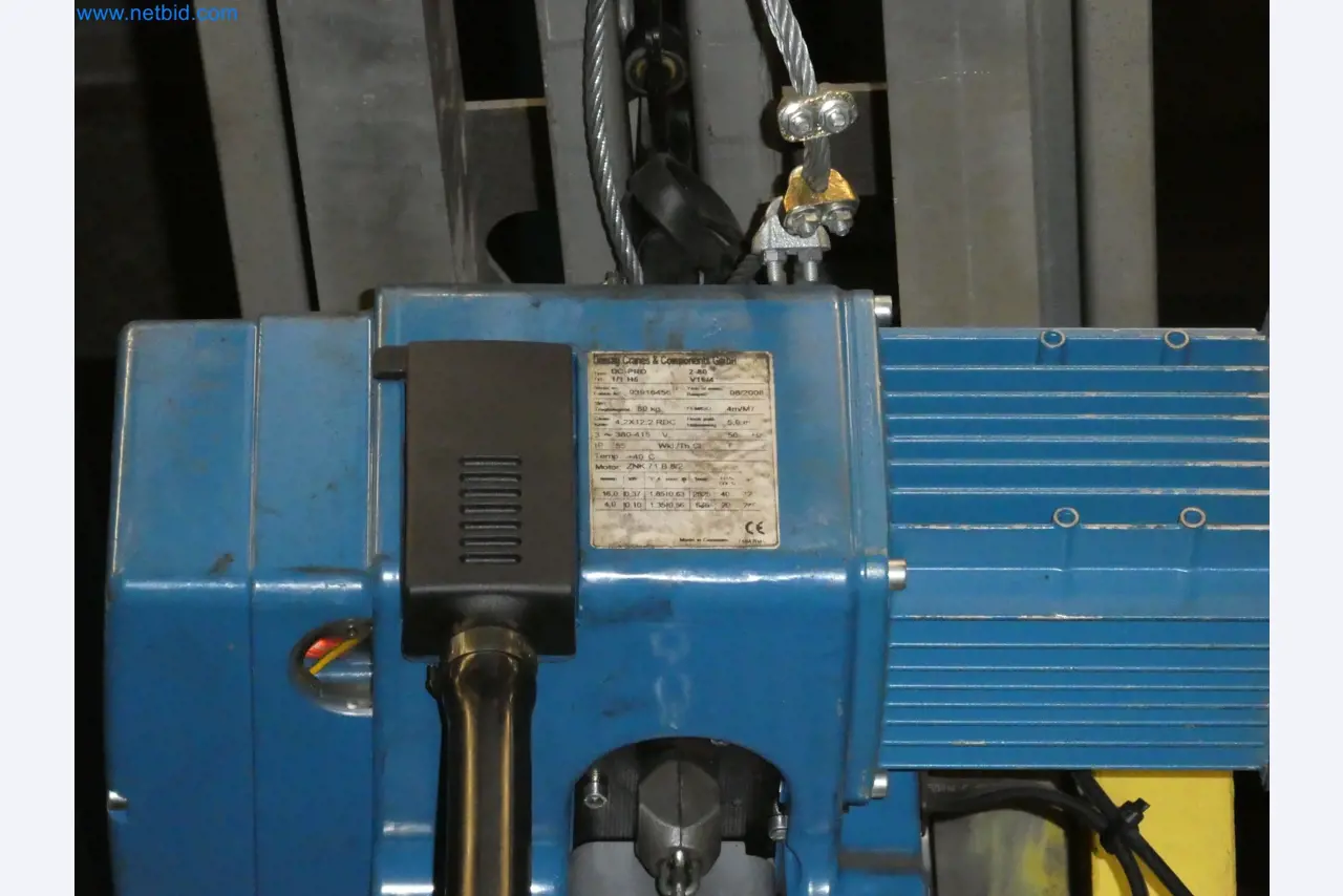 Robots, welding equipment and assembly accessories from the automotive industry-14